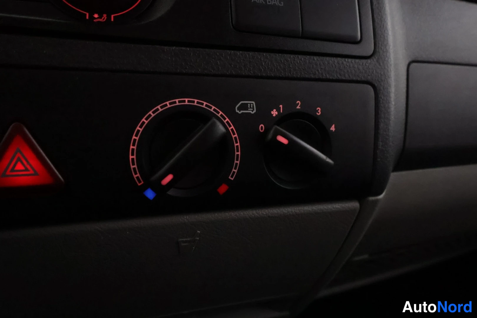 White Volkswagen Transporter 2016, detail, photo 35