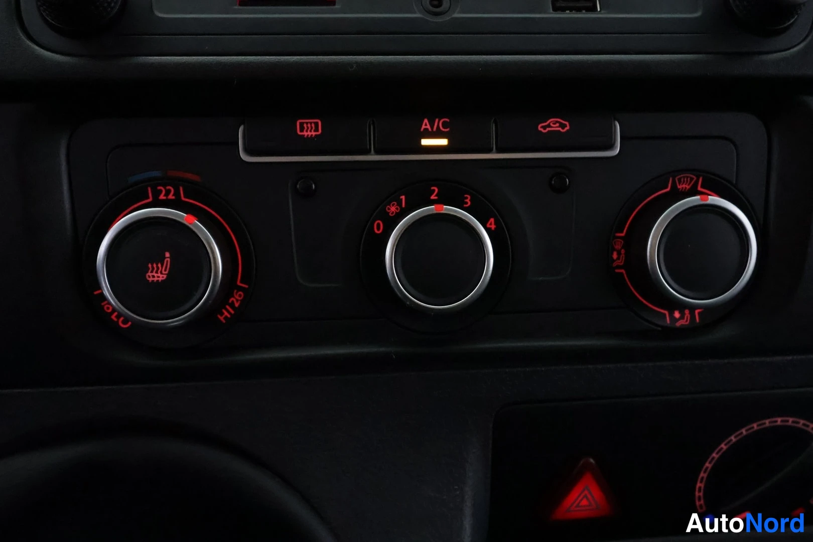 White Volkswagen Transporter 2016, detail, photo 25