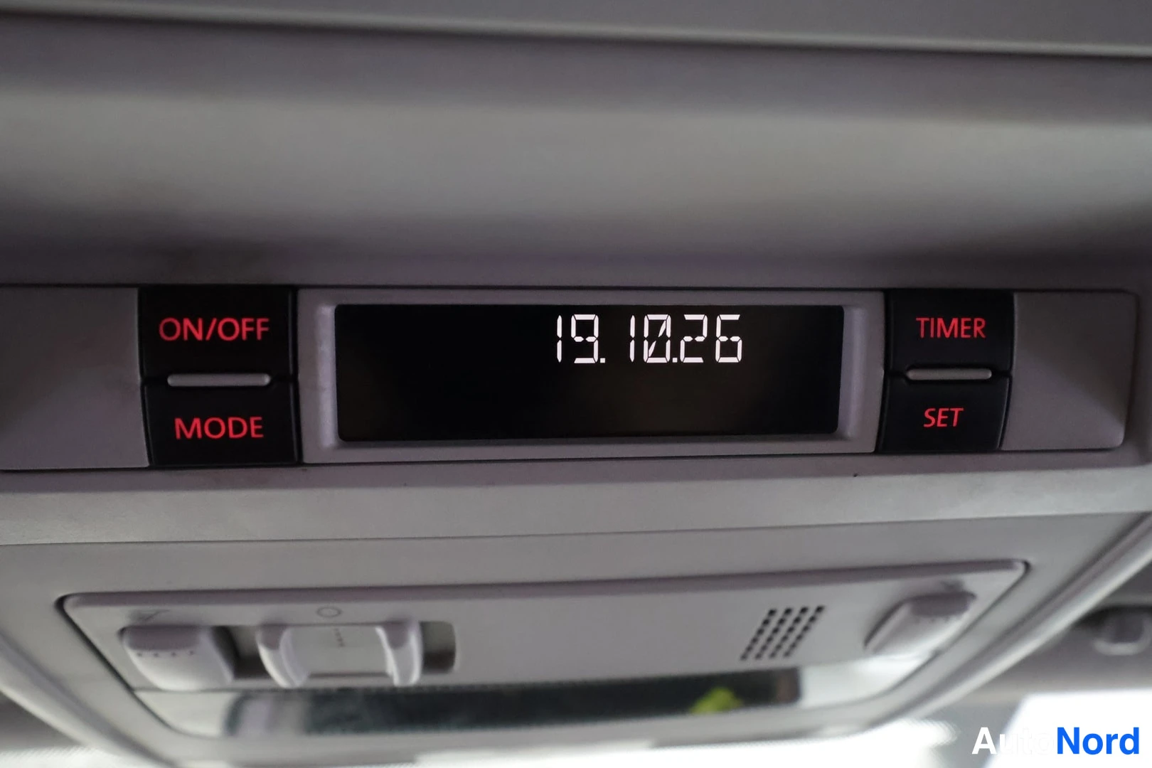 White Volkswagen Transporter 2016, detail, photo 31