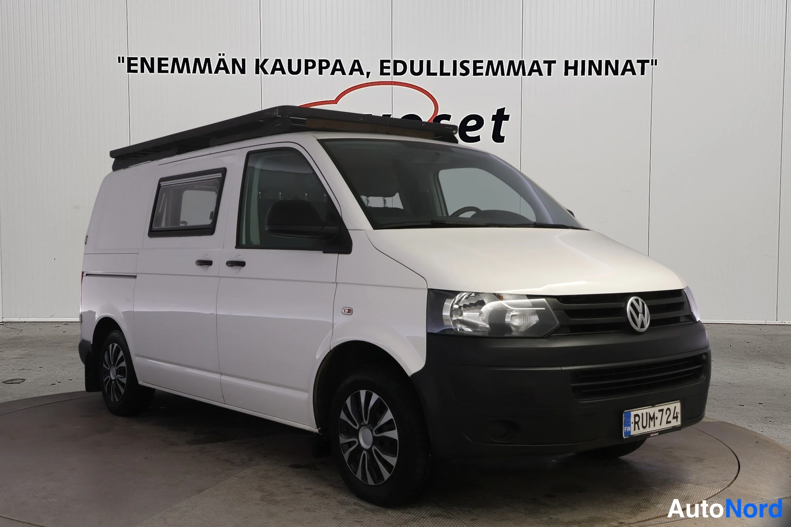 White Volkswagen Transporter 2016, front three-quarter, nose to the right, photo 2