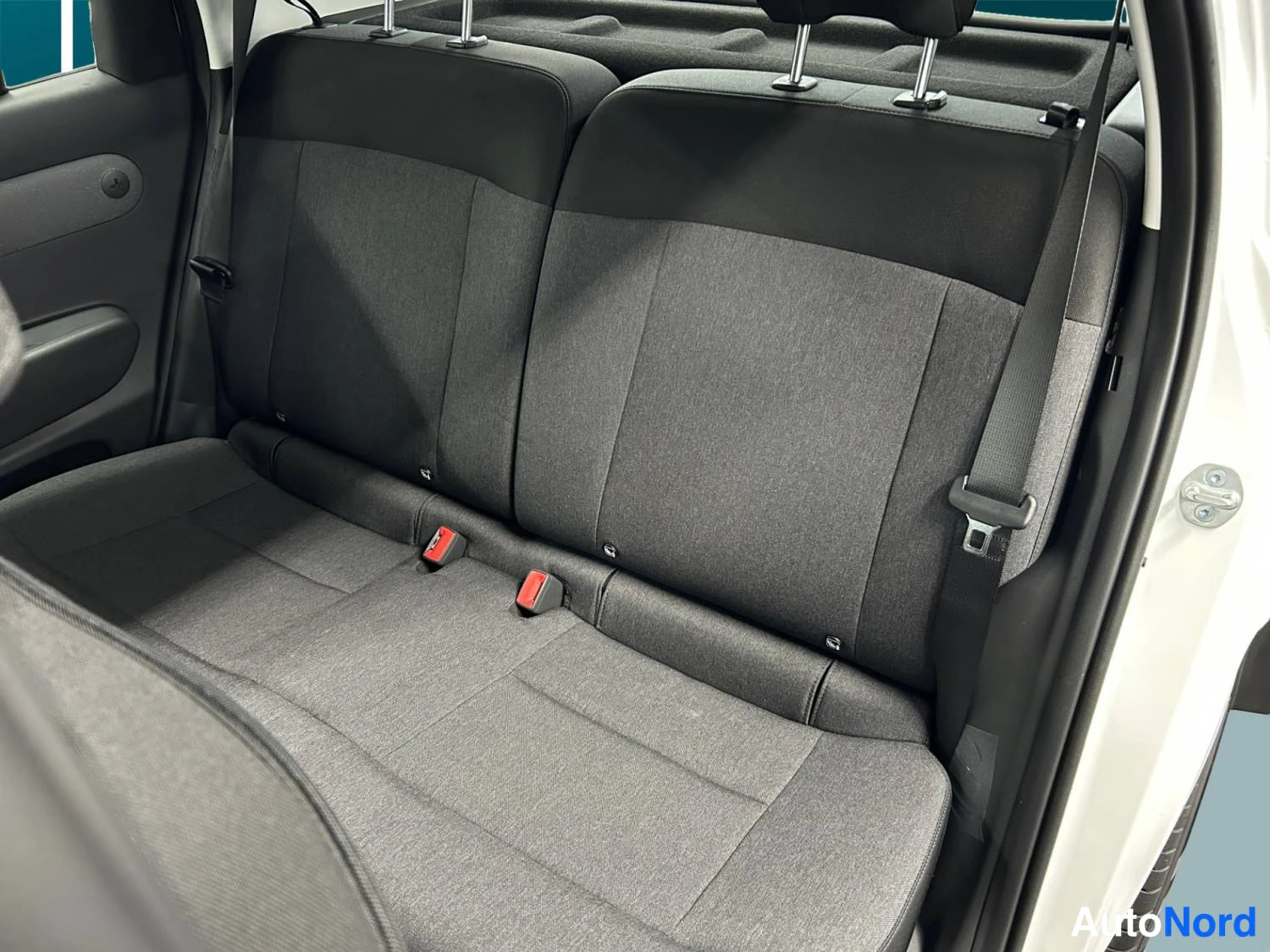 Valkoinen Hyundai Inster 2026, takaistuimet, kuva 12
