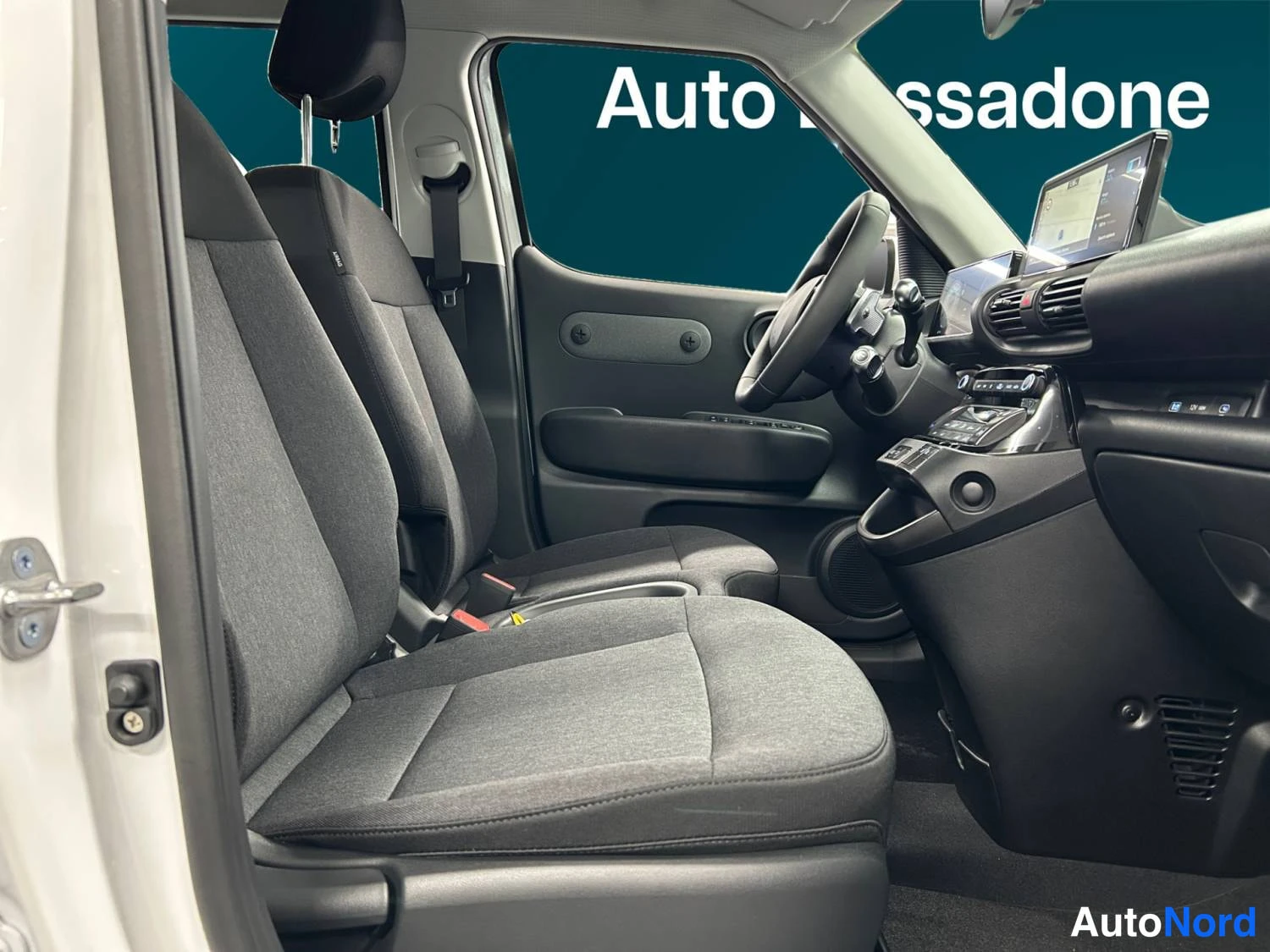 Valkoinen Hyundai Inster 2026, ohjaamo, kuva 10