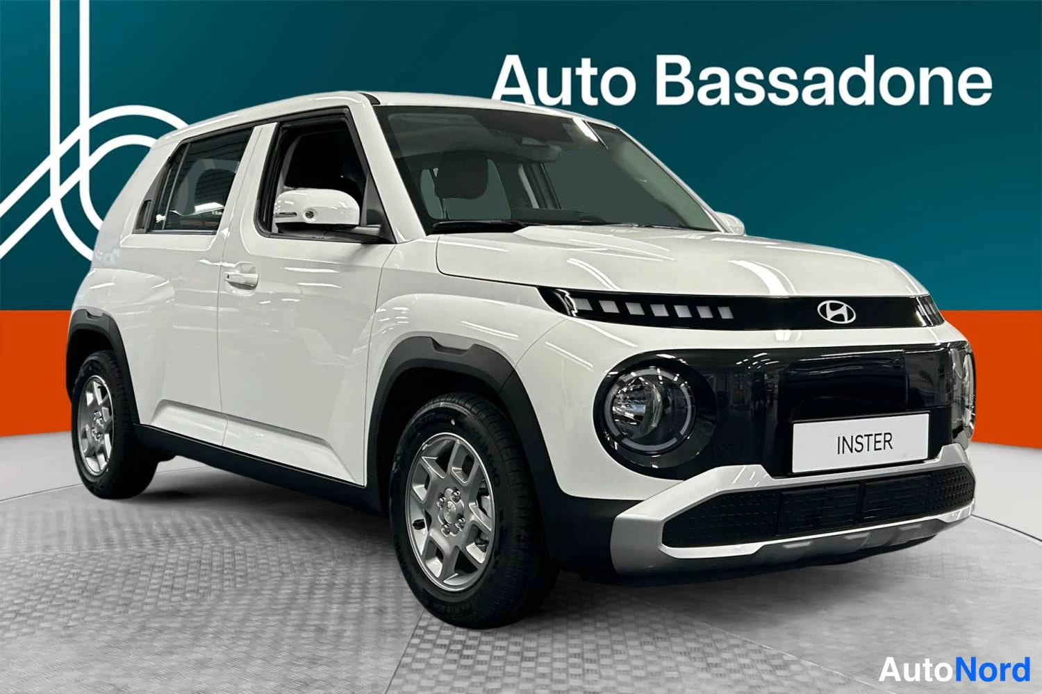 Valkoinen Hyundai Inster 2026, etuviisto, keula oikealle, kuva 3