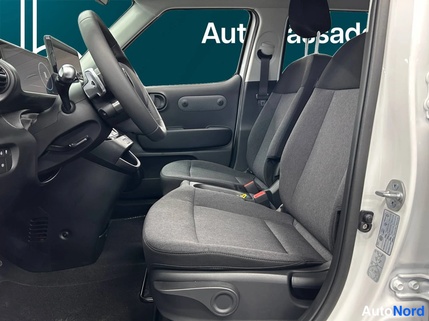 Valkoinen Hyundai Inster 2026, etuistuimet, kuva 11