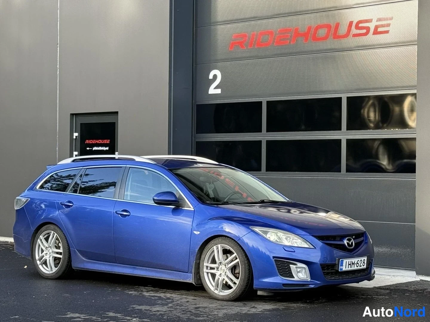 Blue Mazda 6 2009, front three-quarter, nose to the right, photo 1