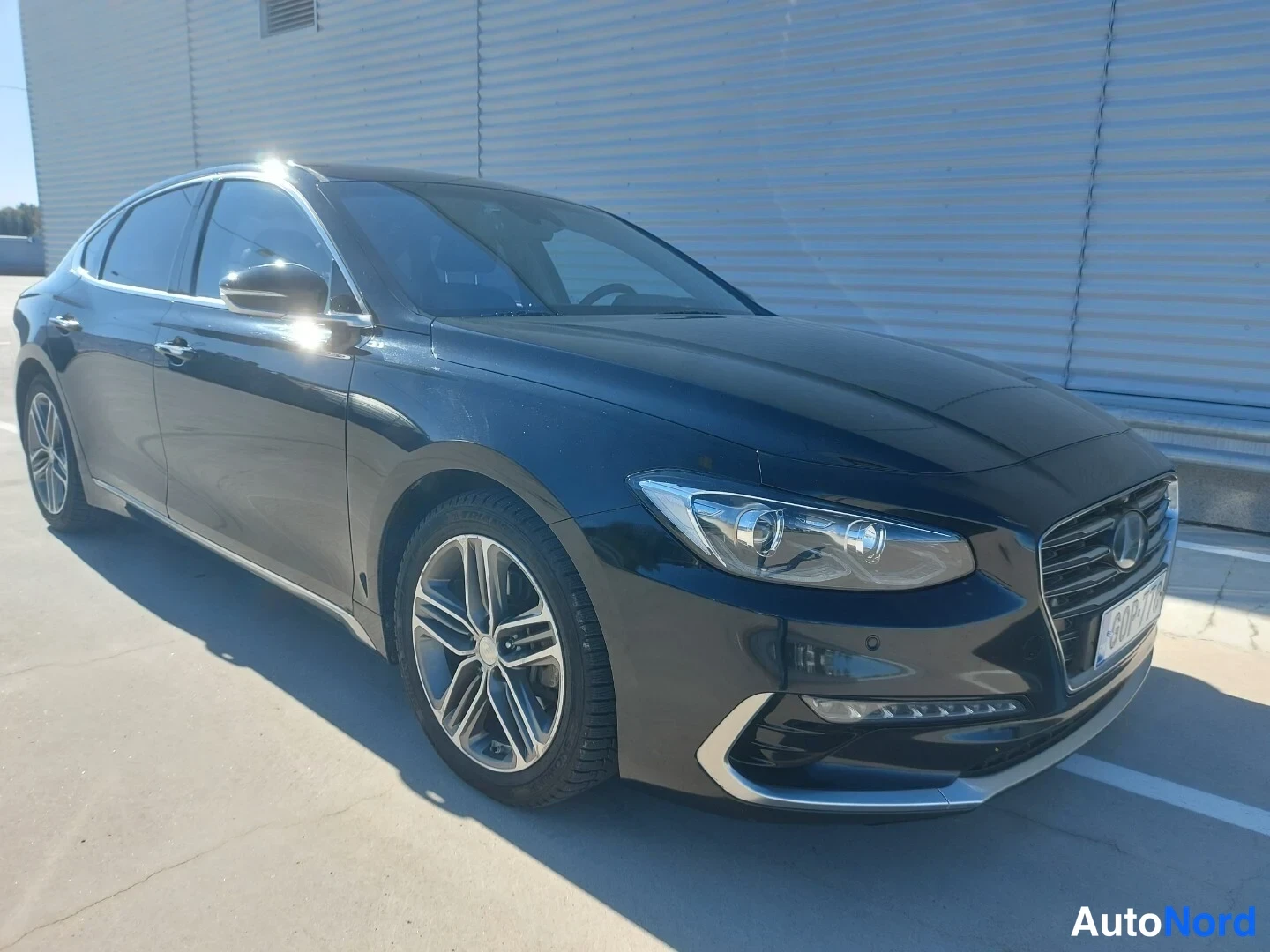 Musta Hyundai Grandeur 2017, etuviisto, keula oikealle, kuva 4