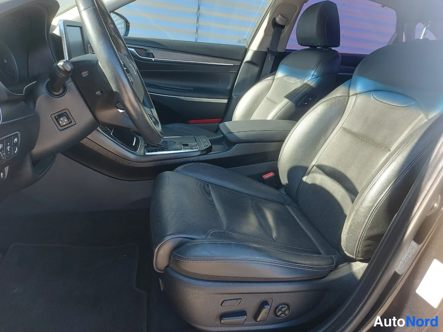 Musta Hyundai Grandeur 2017, etuistuimet, kuva 14