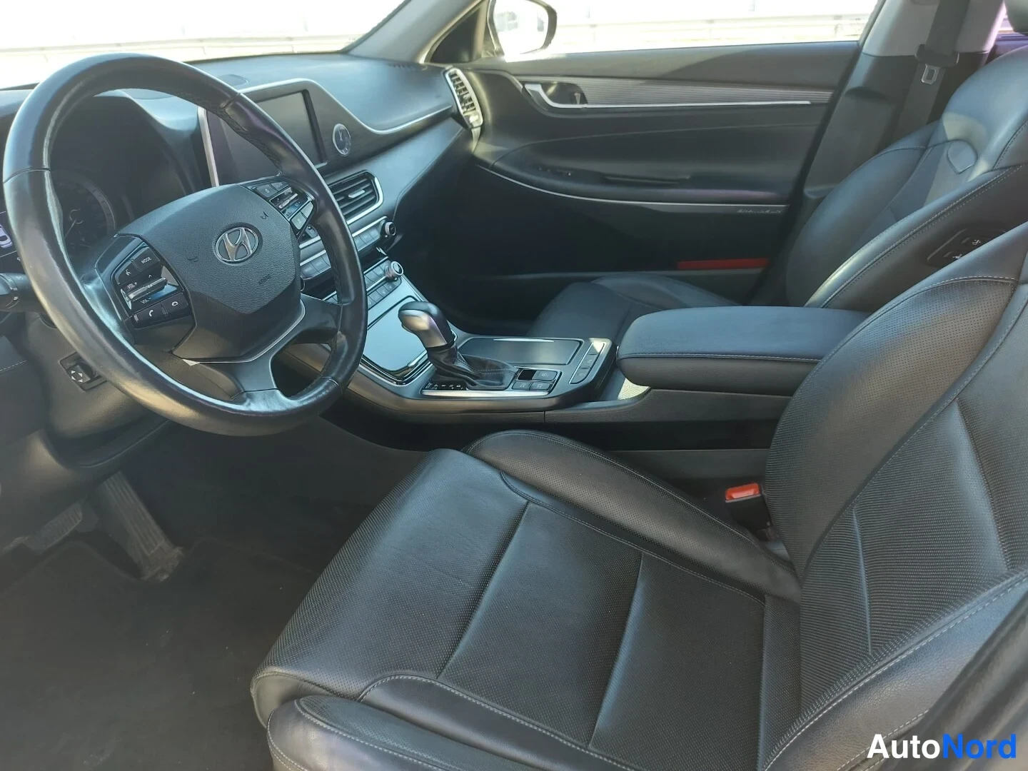 Musta Hyundai Grandeur 2017, ohjaamo, kuva 11