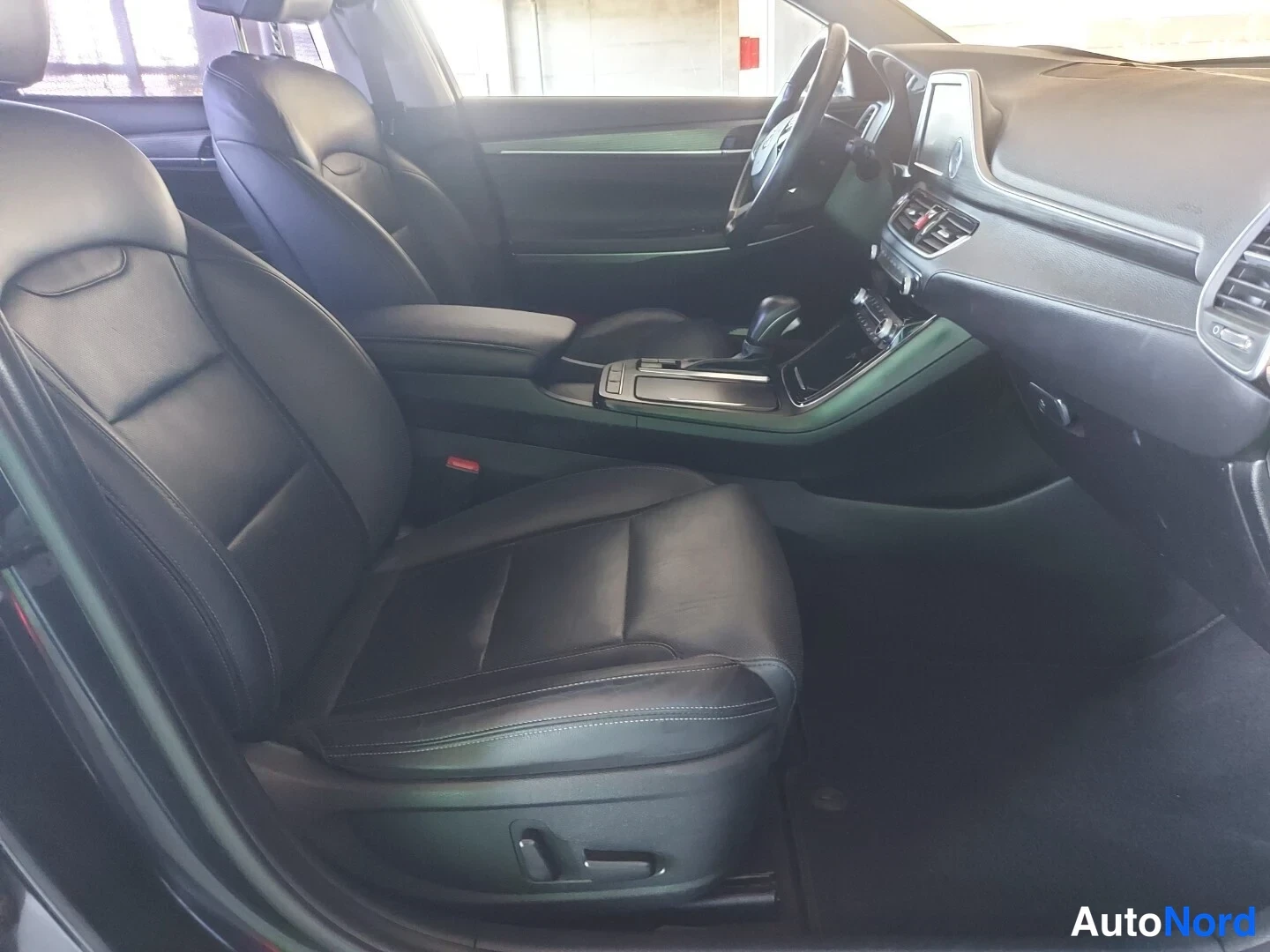 Musta Hyundai Grandeur 2017, etuistuimet, kuva 15