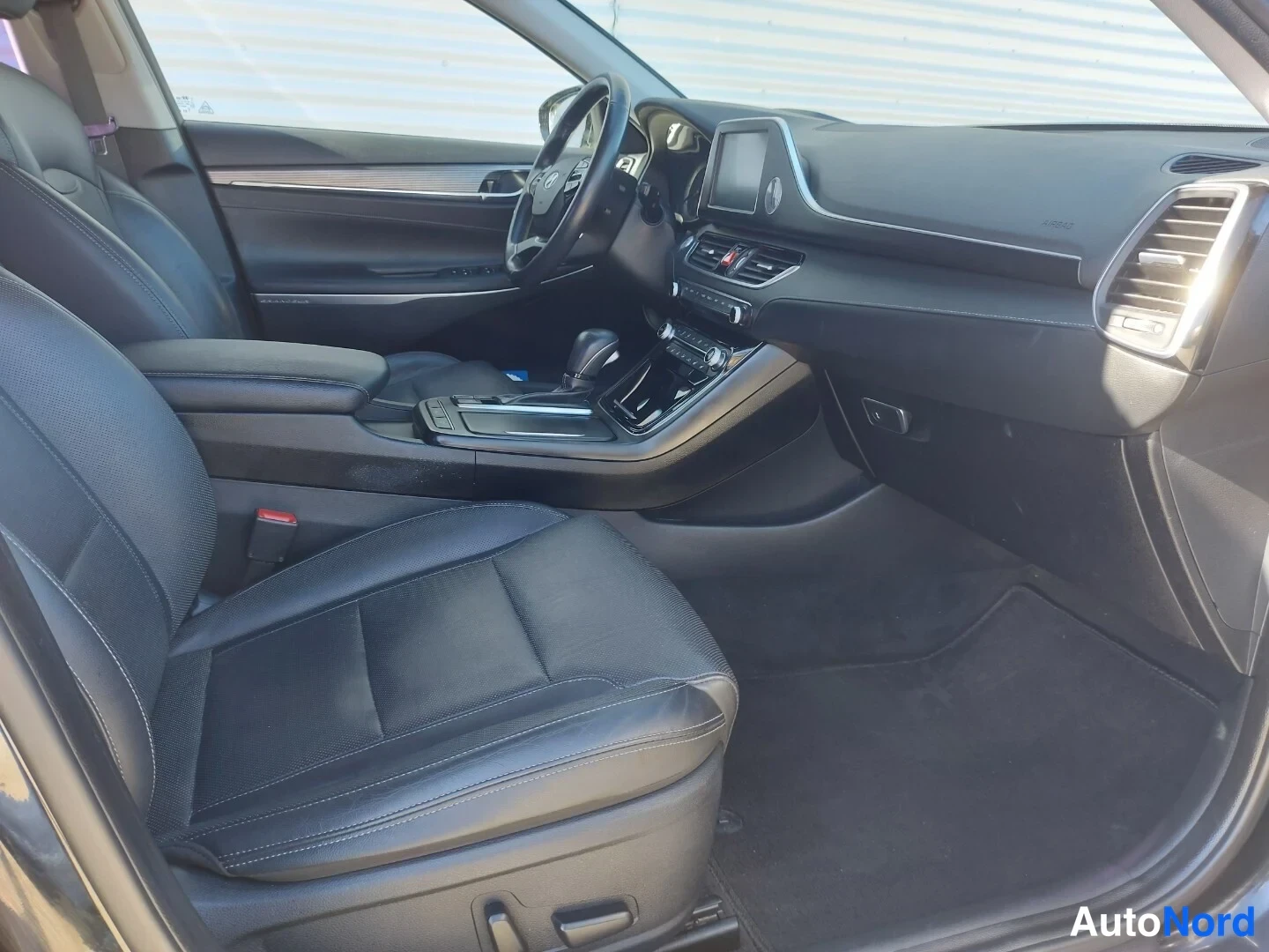 Musta Hyundai Grandeur 2017, ohjaamo, kuva 12