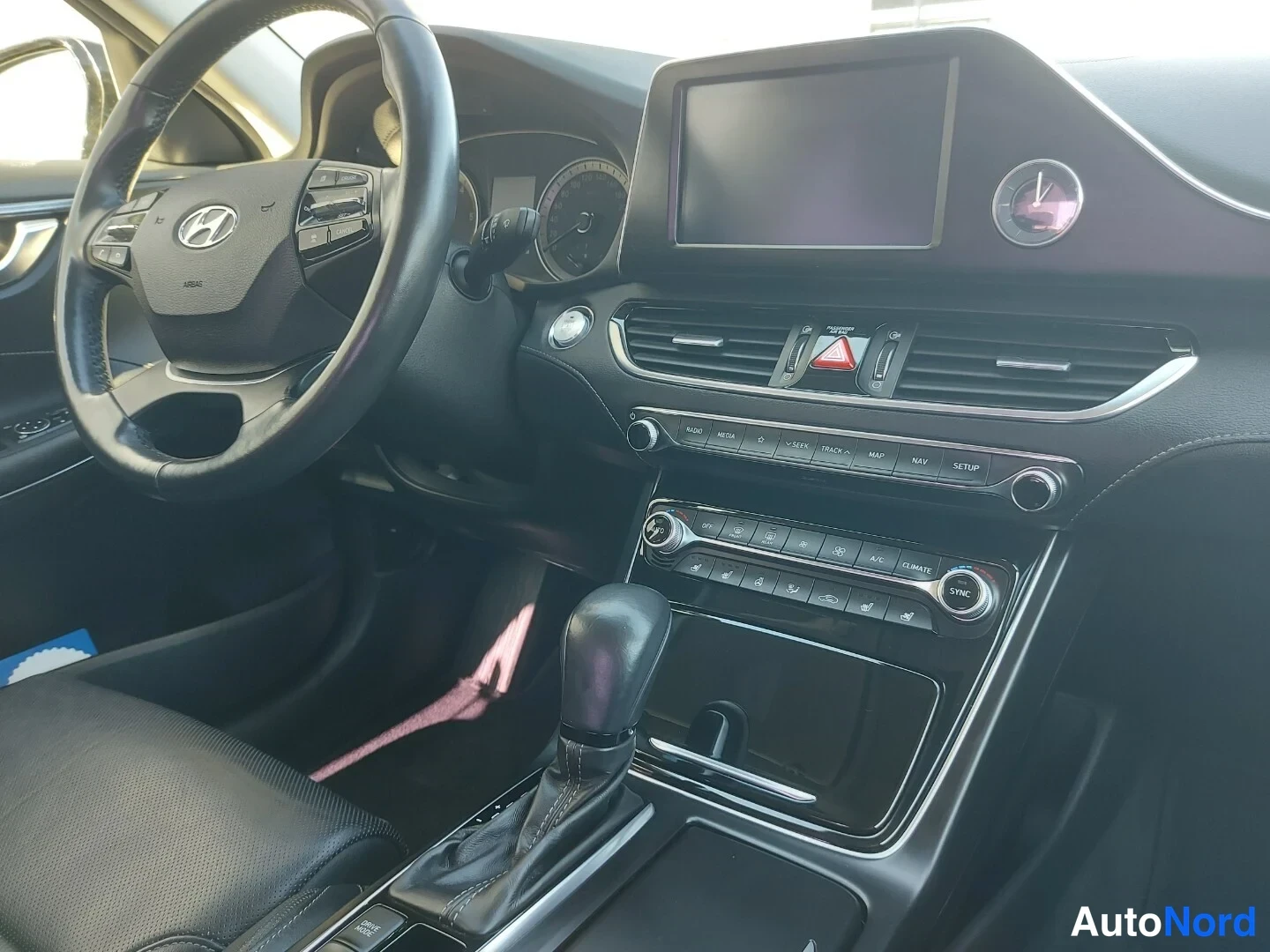Musta Hyundai Grandeur 2017, ohjaamo, kuva 13