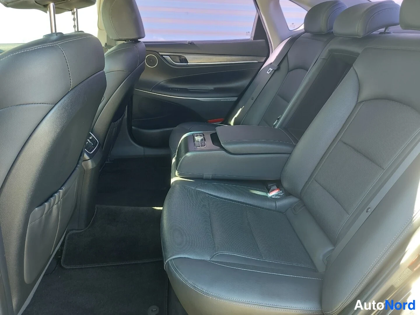 Musta Hyundai Grandeur 2017, takaistuimet, kuva 17