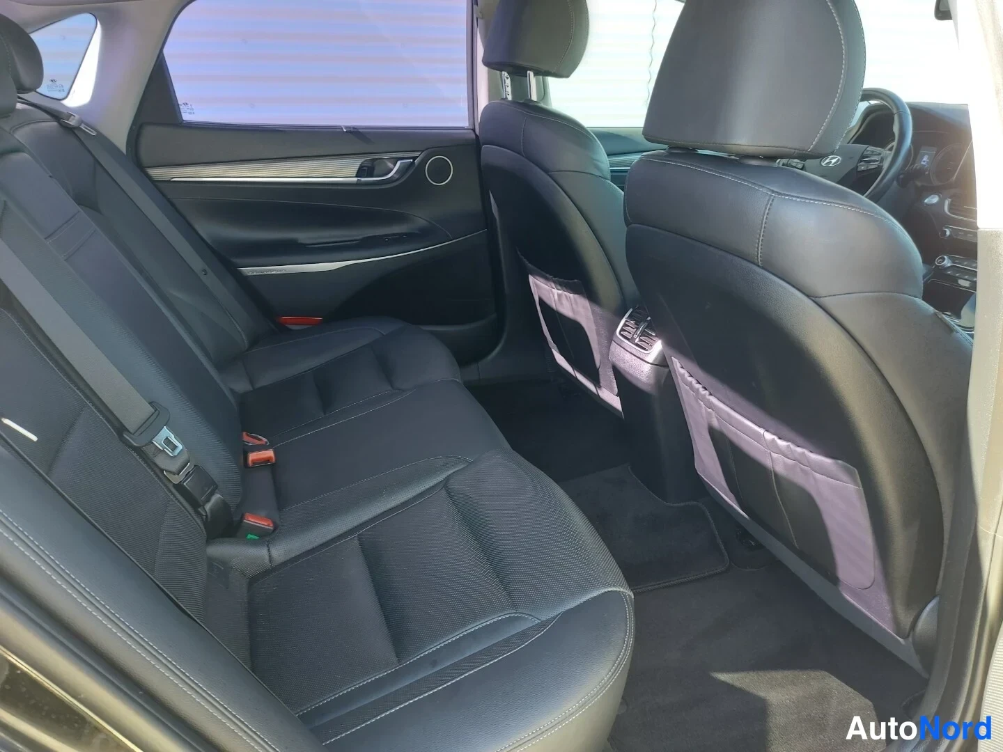 Musta Hyundai Grandeur 2017, takaistuimet, kuva 19