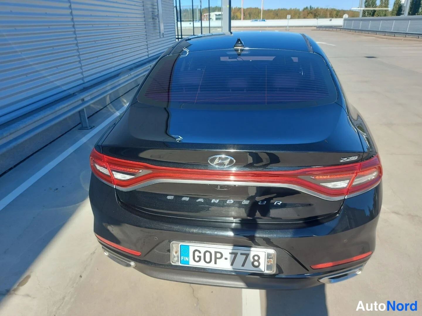 Musta Hyundai Grandeur 2017, takaa, kuva 9