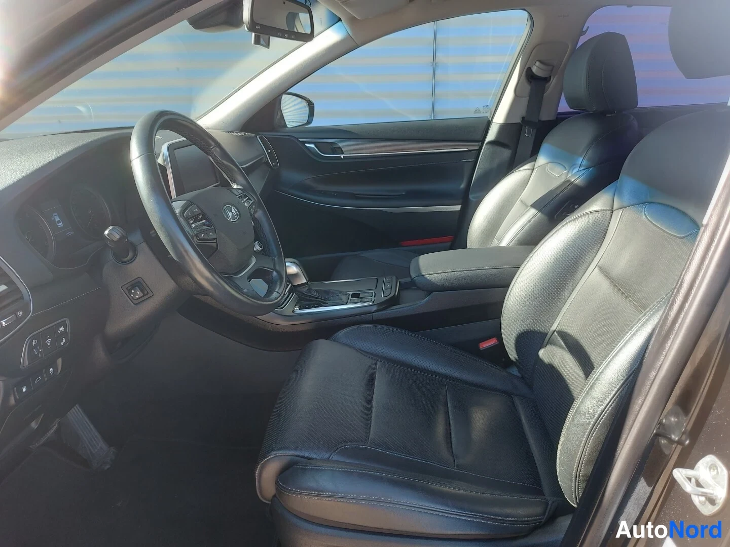 Musta Hyundai Grandeur 2017, ohjaamo, kuva 10