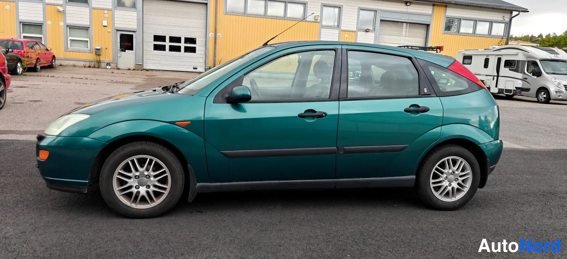 Vihreä Ford Focus 1999, sivulta, kuva 3