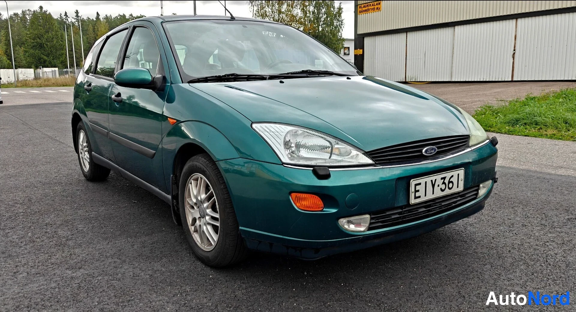 Vihreä Ford Focus 1999, etuviisto, keula oikealle, kuva 2