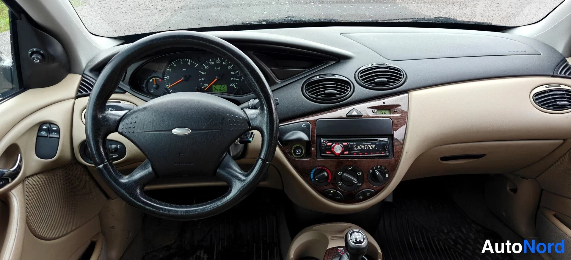 Vihreä Ford Focus 1999, ohjaamo, kuva 7
