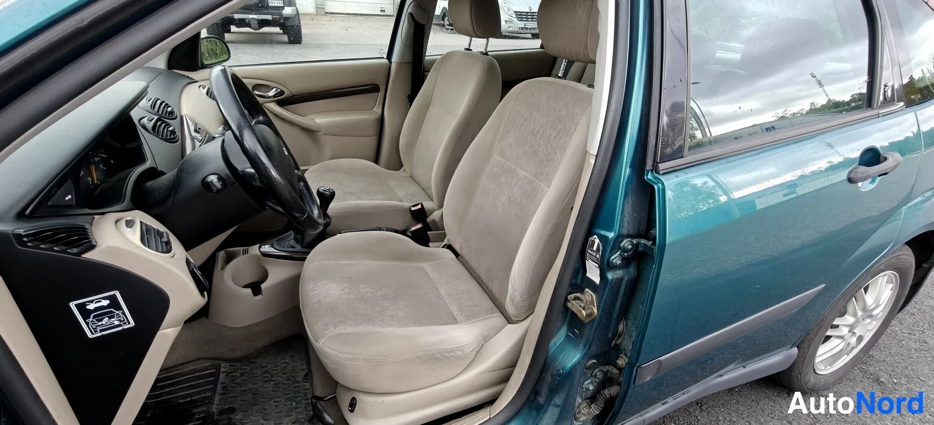 Vihreä Ford Focus 1999, etuistuimet, kuva 8