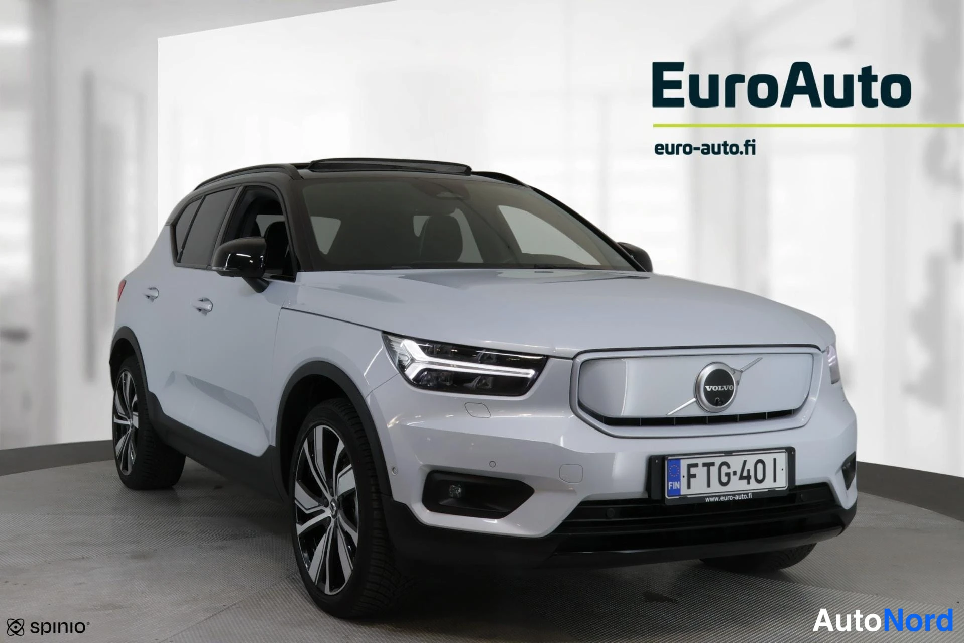Grey Volvo XC40 2022, front three-quarter, nose to the right, photo 3