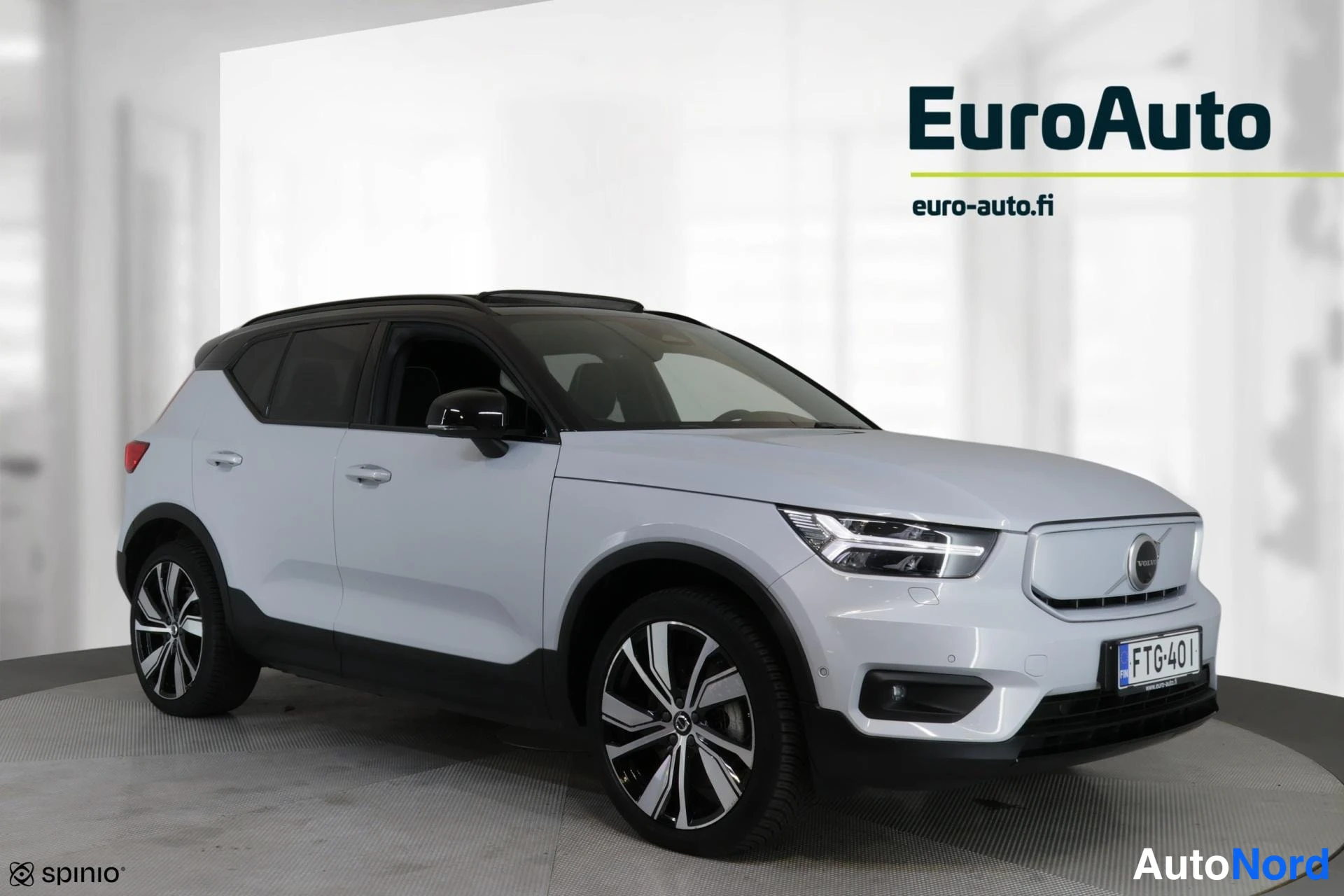 Grey Volvo XC40 2022, front three-quarter, nose to the right, photo 4