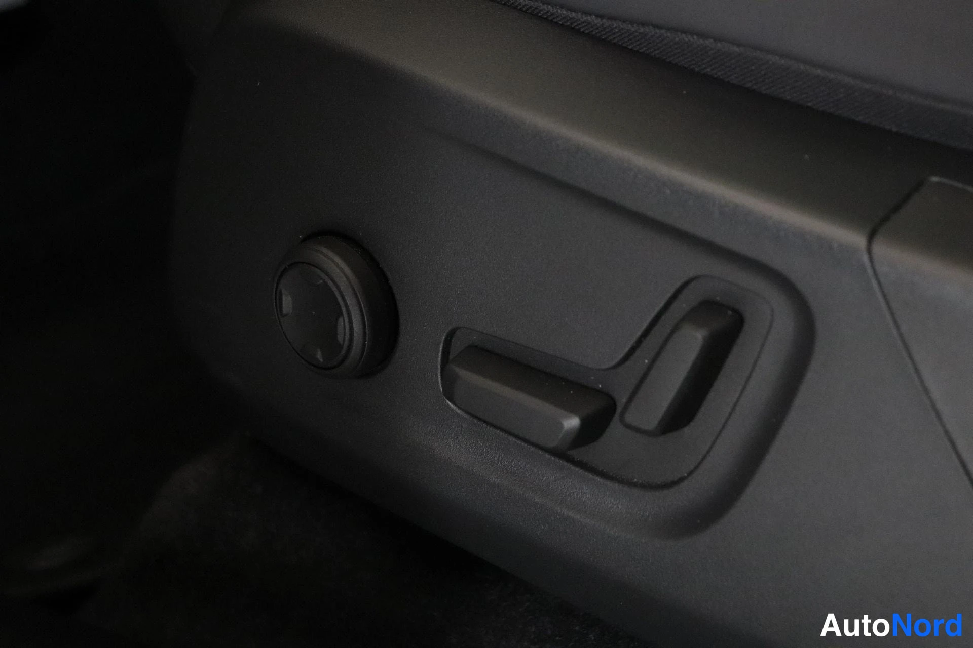 Grey Volvo XC40 2022, detail, photo 14