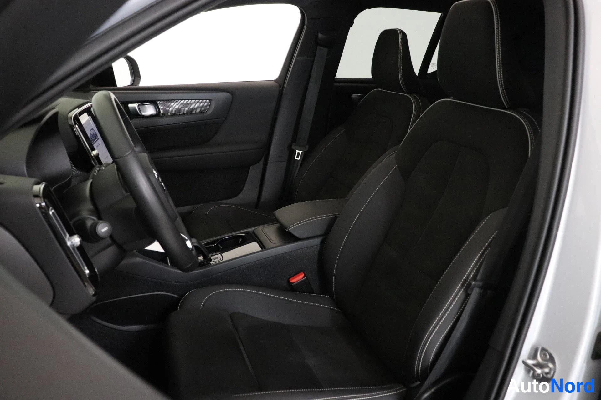 Grey Volvo XC40 2022, front seats, photo 8