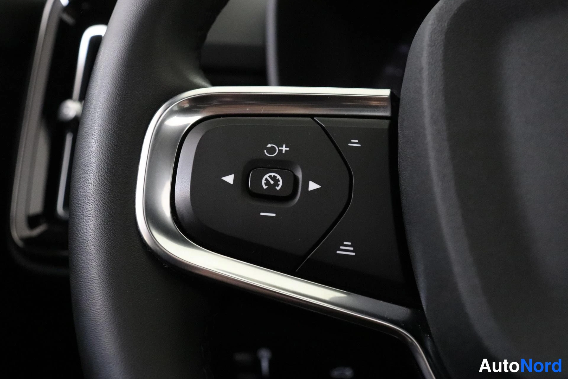 Grey Volvo XC40 2022, detail, photo 15