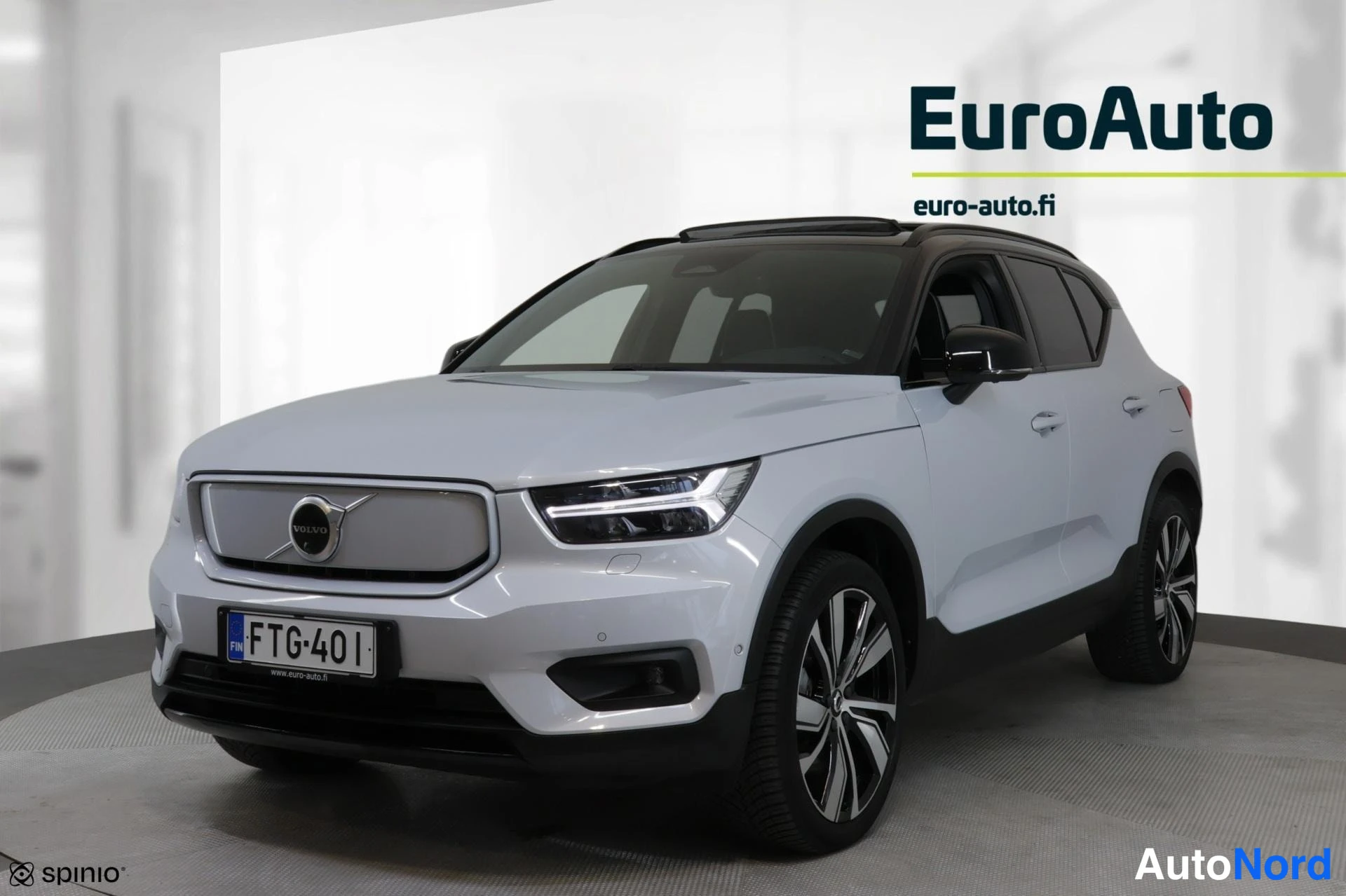 Grey Volvo XC40 2022, front three-quarter, nose to the left, photo 2