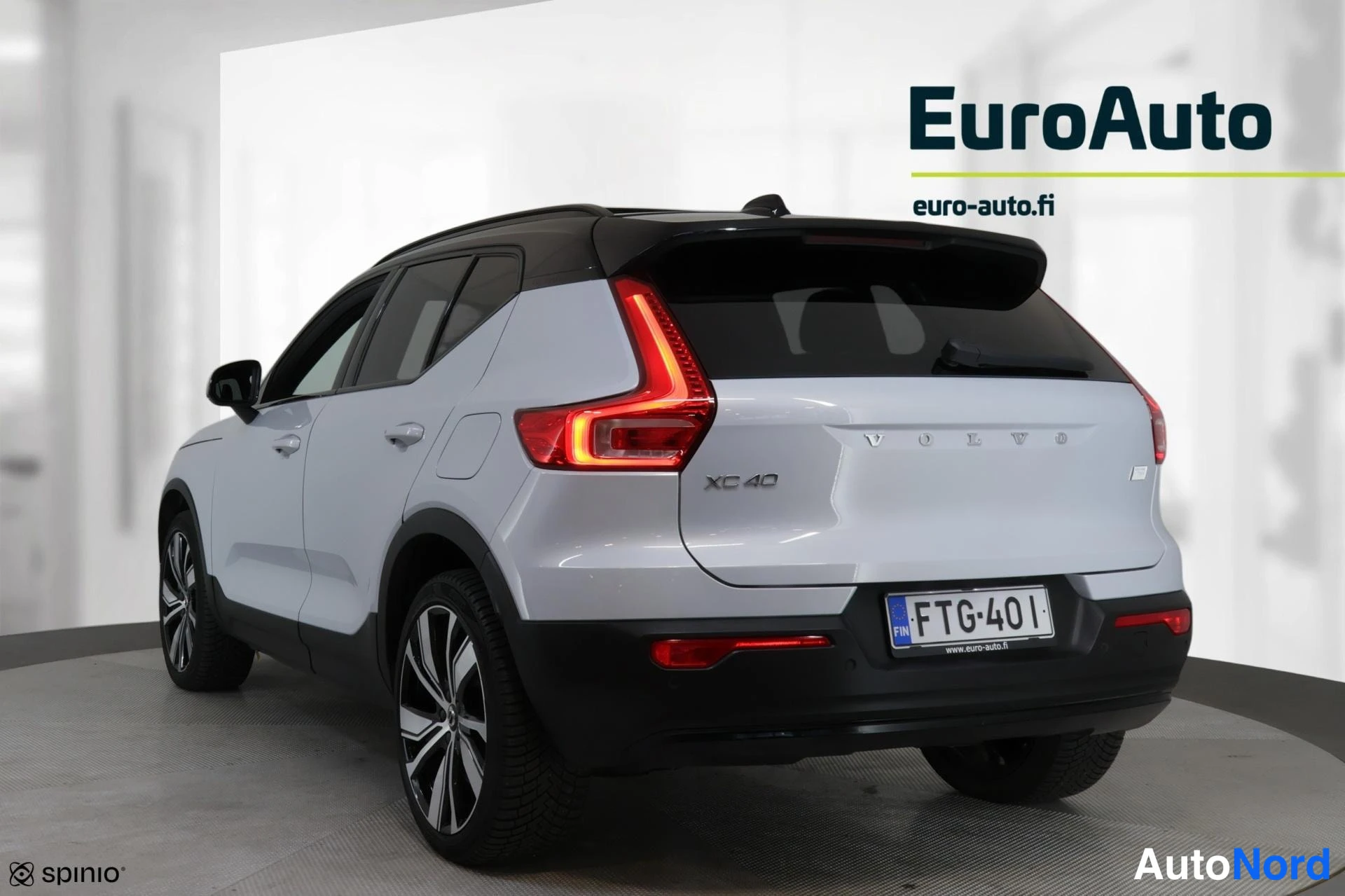 Grey Volvo XC40 2022, rear three-quarter, photo 5
