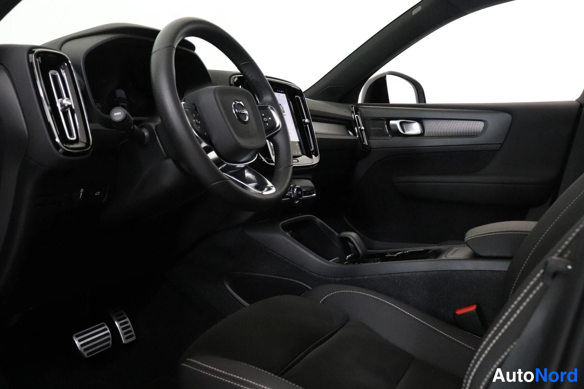 Grey Volvo XC40 2022, cockpit, photo 7