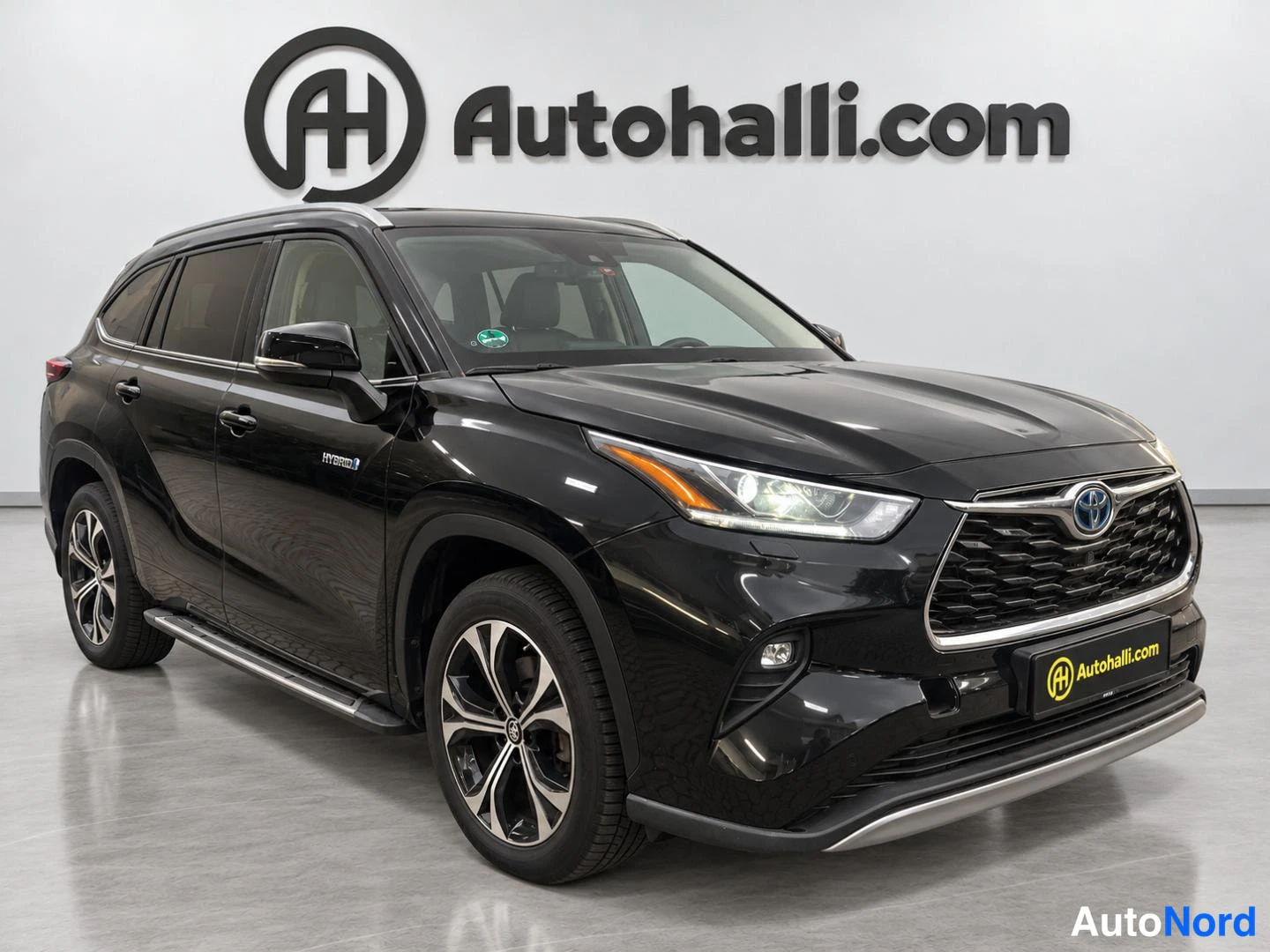 Musta Toyota Highlander 2021, etuviisto, keula oikealle, kuva 3