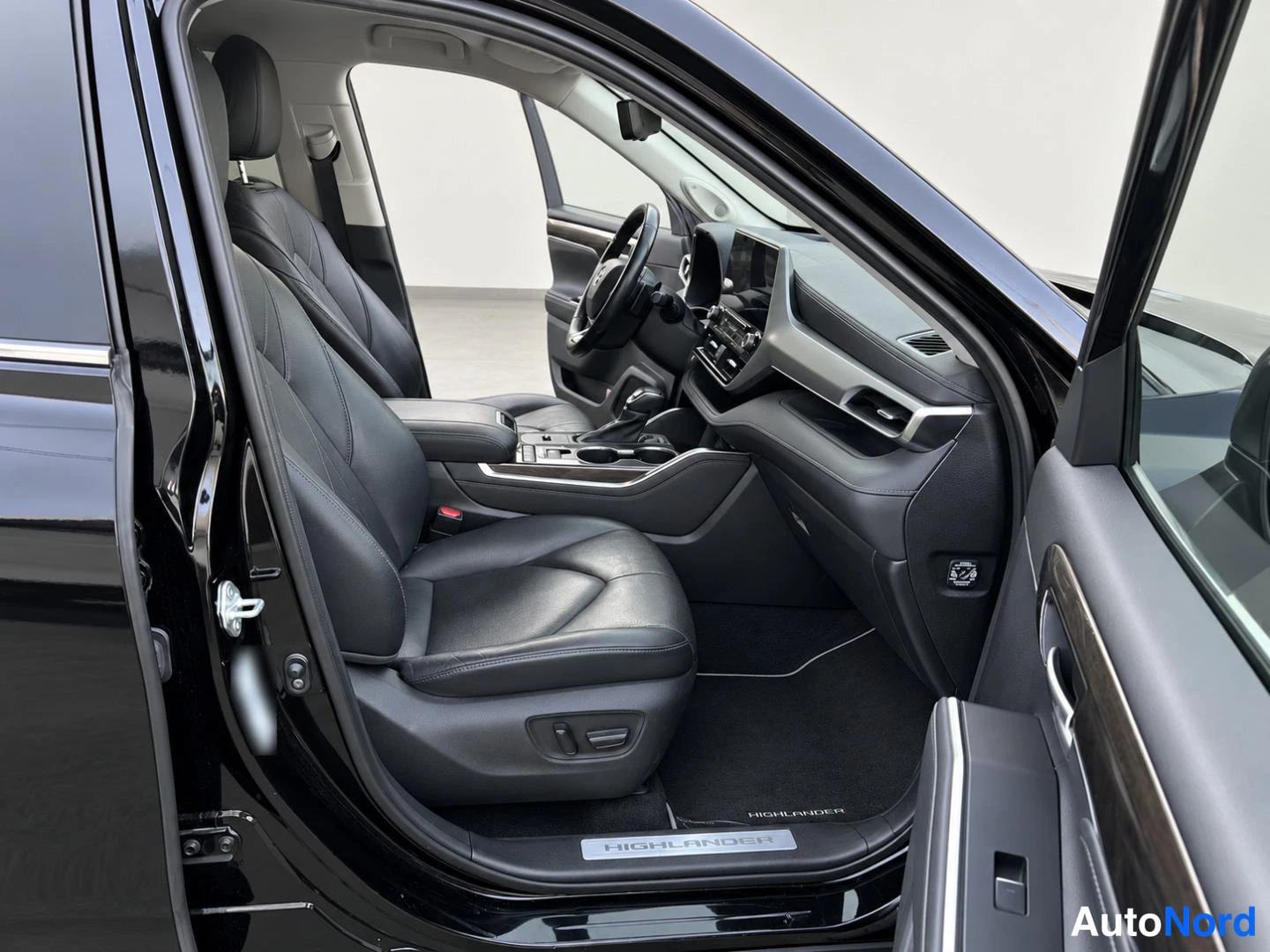 Musta Toyota Highlander 2021, etuistuimet, kuva 12