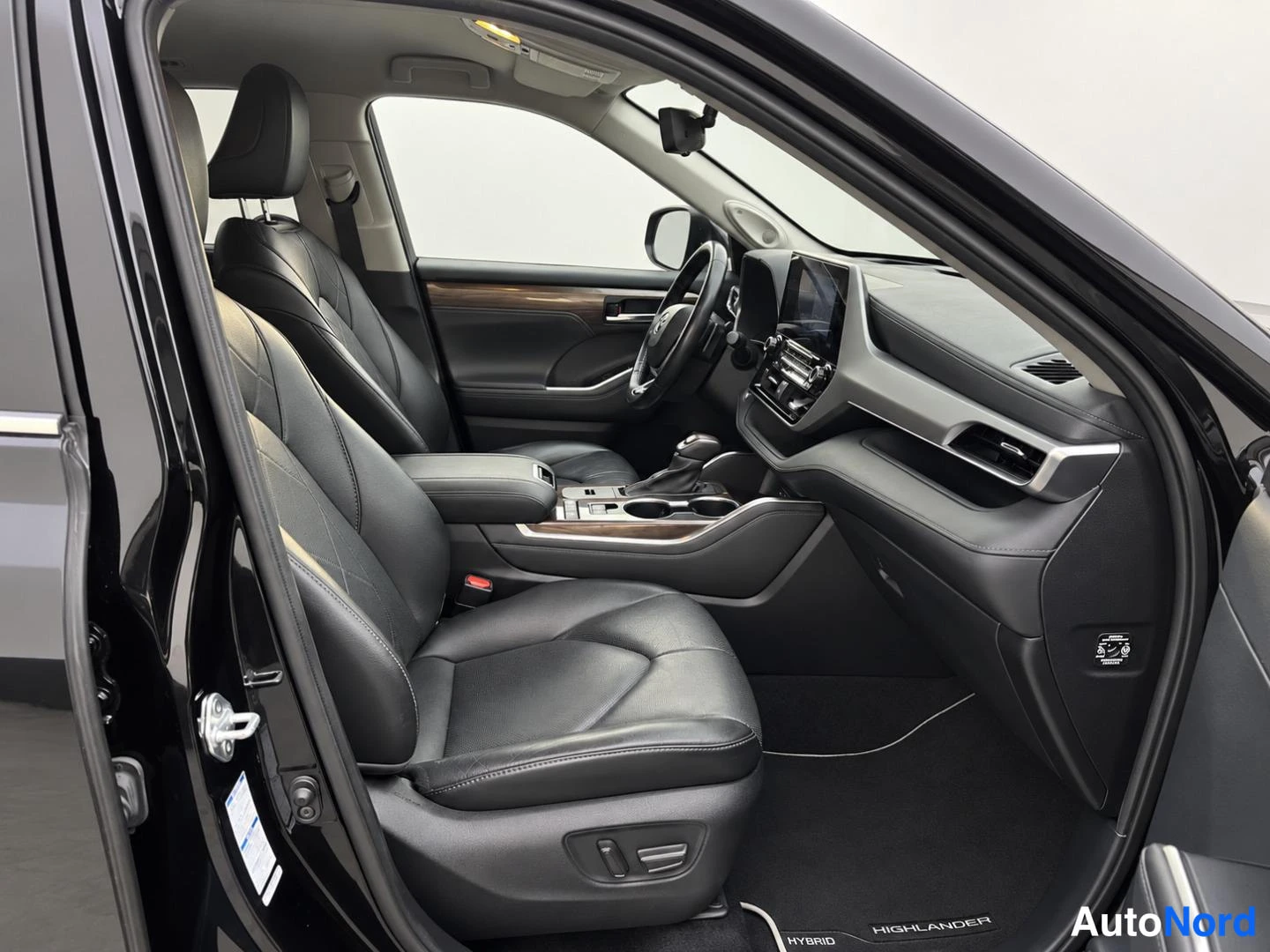 Musta Toyota Highlander 2021, etuistuimet, kuva 13