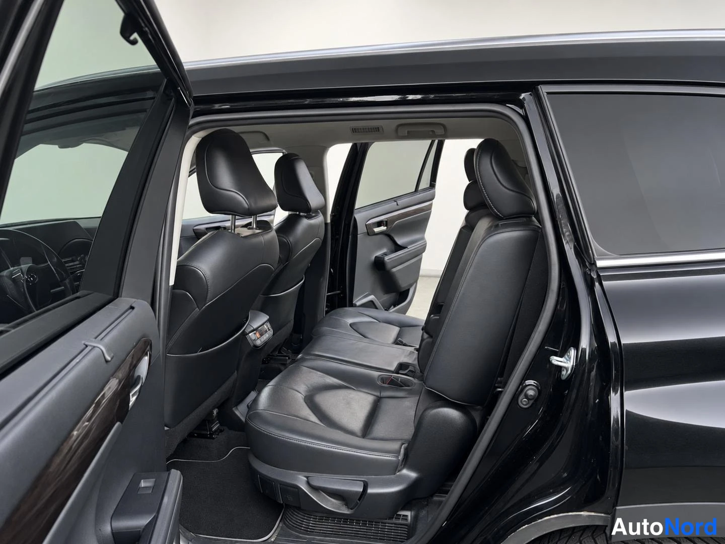 Musta Toyota Highlander 2021, takaistuimet, kuva 15