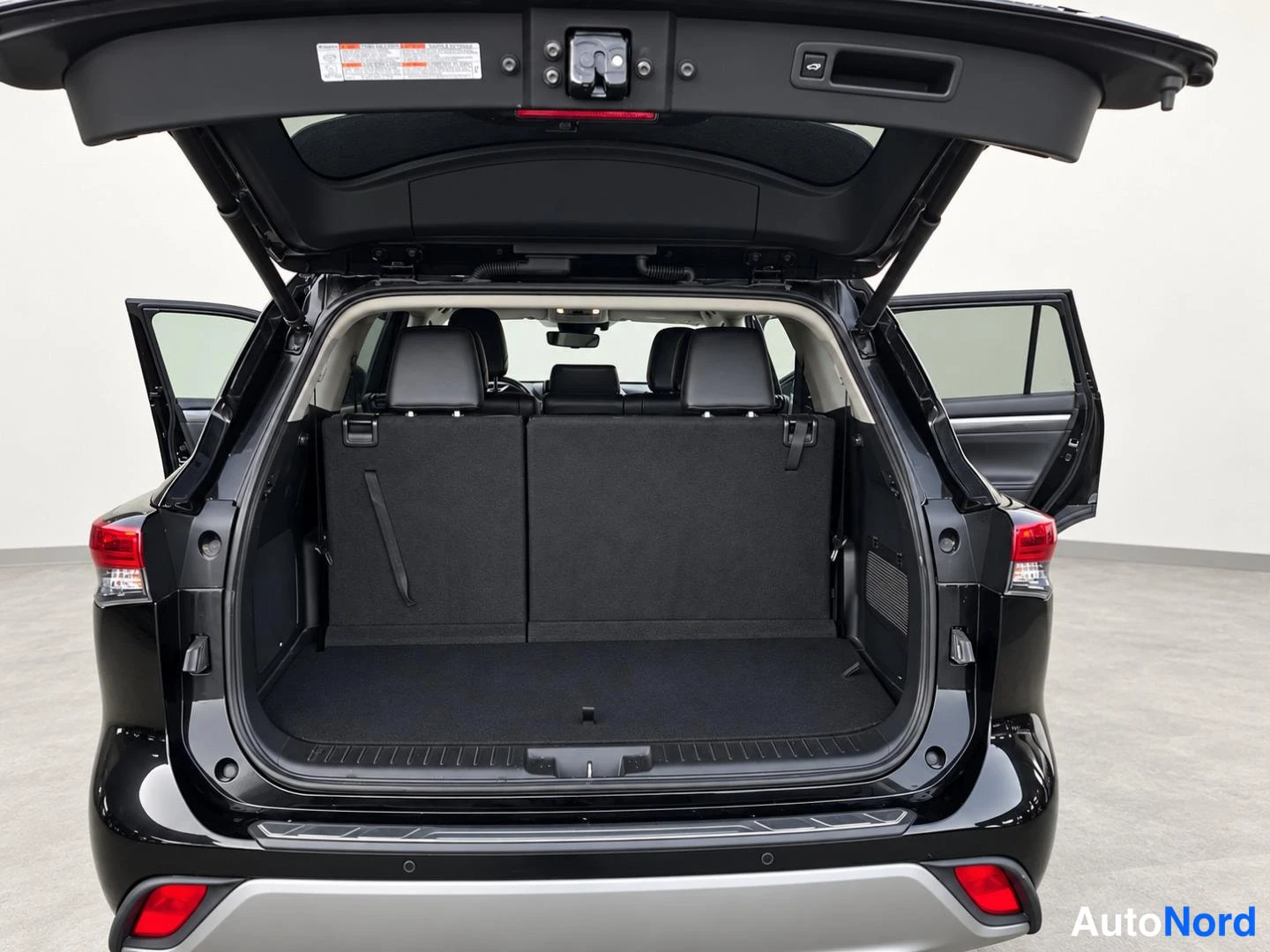 Musta Toyota Highlander 2021, tavaratila, kuva 16