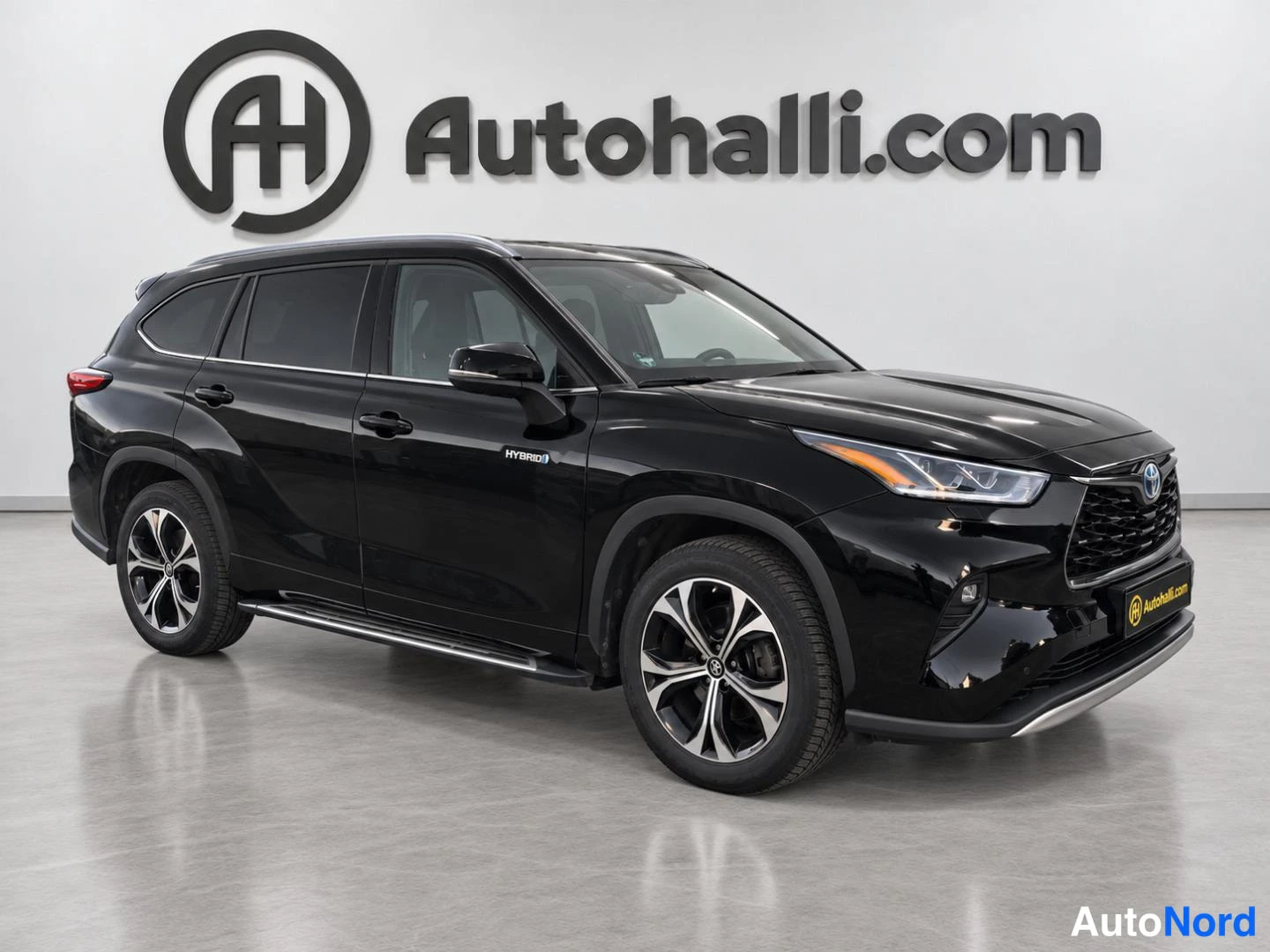 Musta Toyota Highlander 2021, etuviisto, keula oikealle, kuva 4