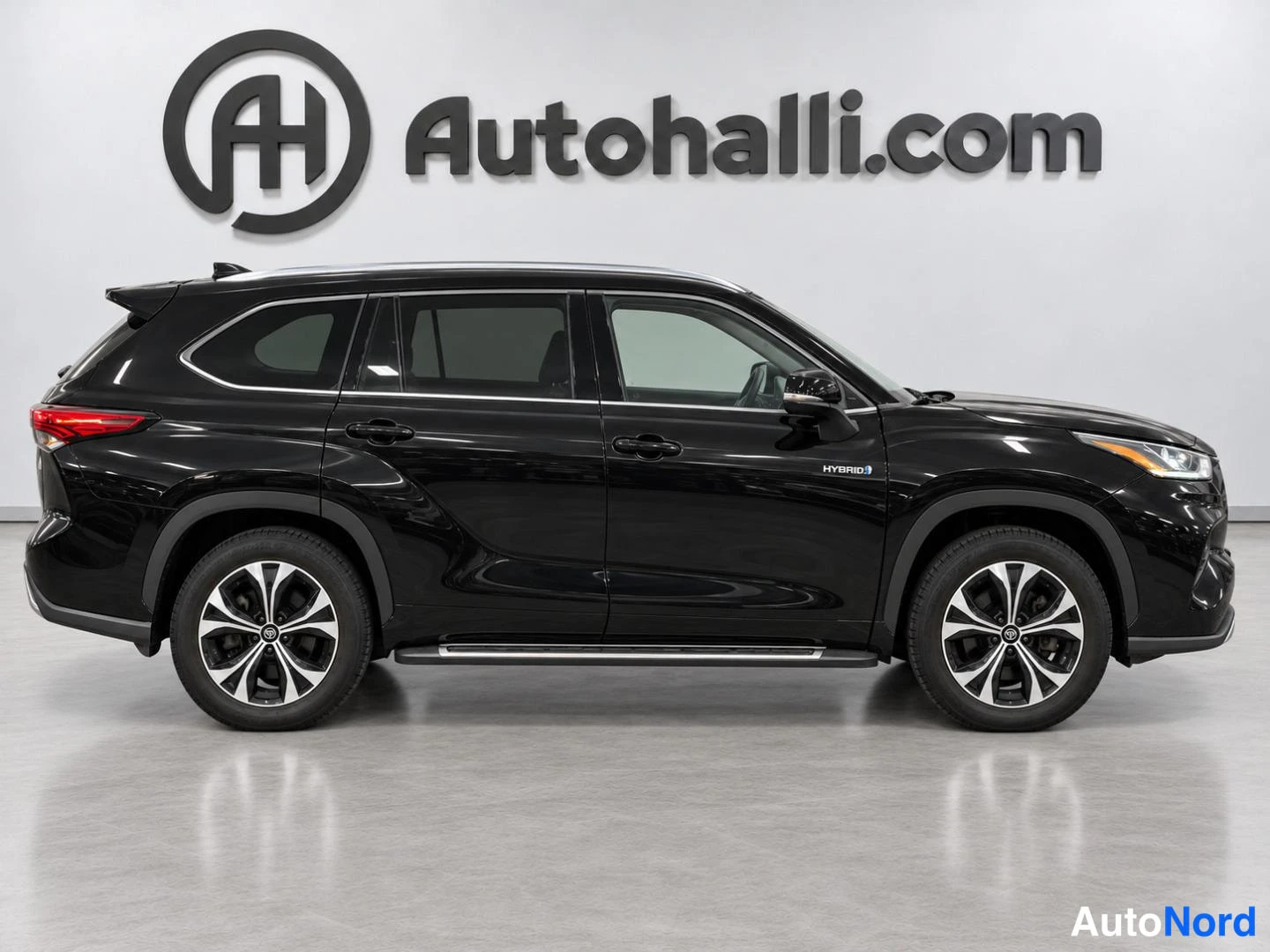 Musta Toyota Highlander 2021, etuviisto, keula oikealle, kuva 5