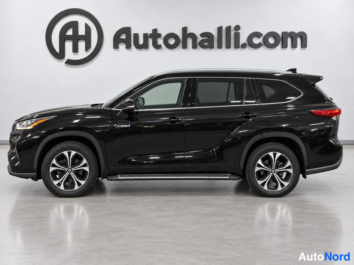 Musta Toyota Highlander 2021, etuviisto, keula vasemmalle, kuva 2