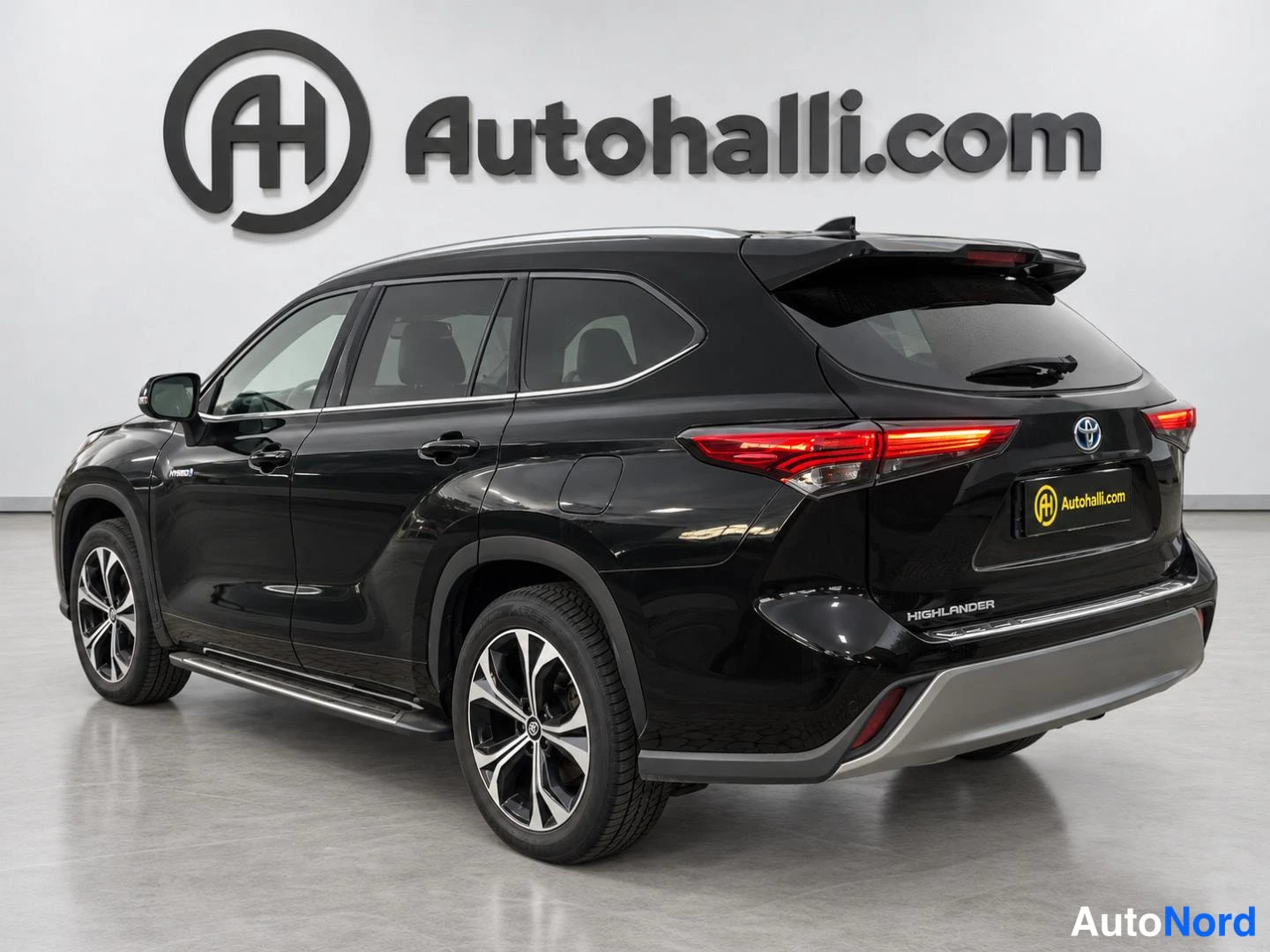 Musta Toyota Highlander 2021, takaviisto, kuva 9