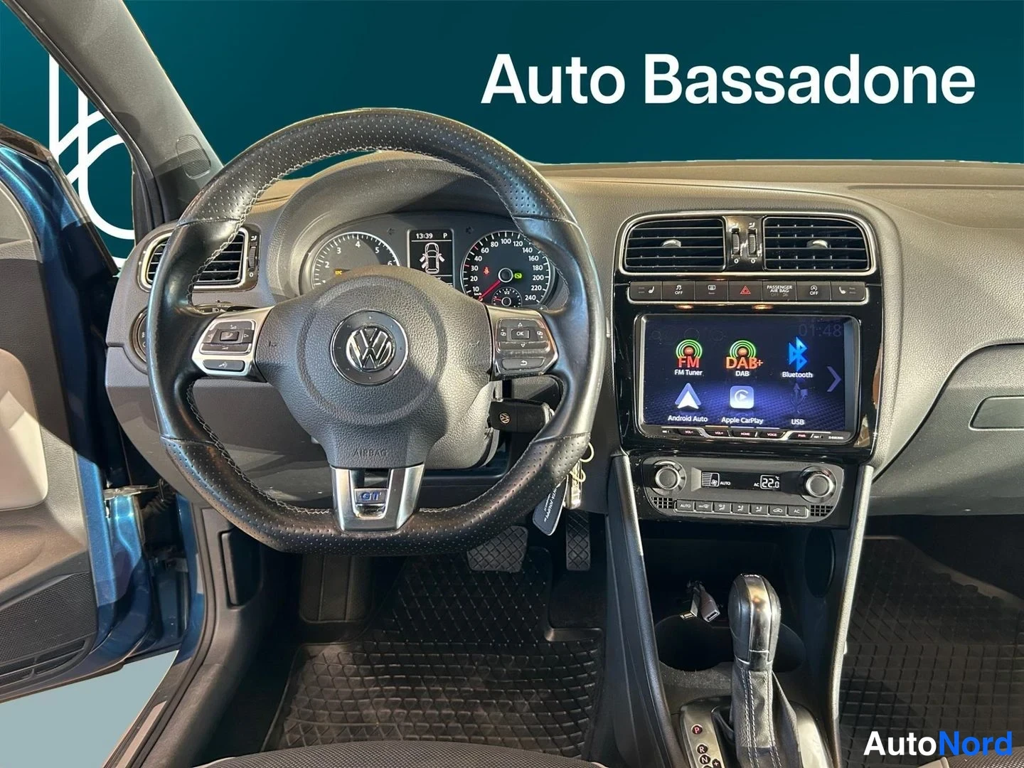 Sininen Volkswagen Polo 2014, ohjaamo, kuva 12