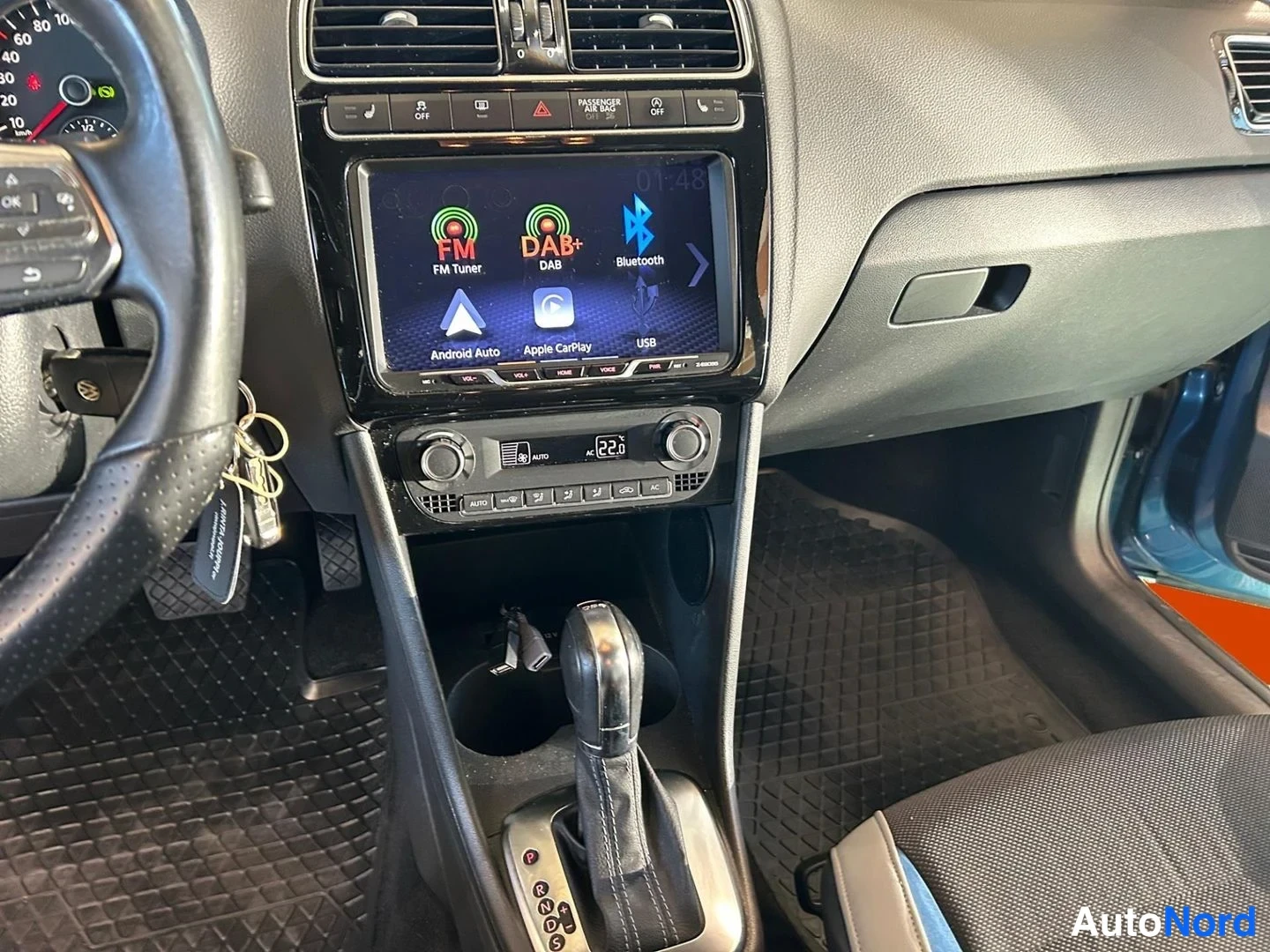Sininen Volkswagen Polo 2014, ohjaamo, kuva 10