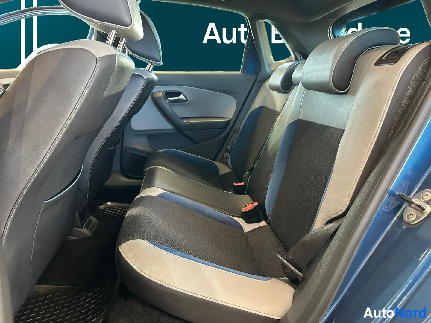 Sininen Volkswagen Polo 2014, takaistuimet, kuva 14