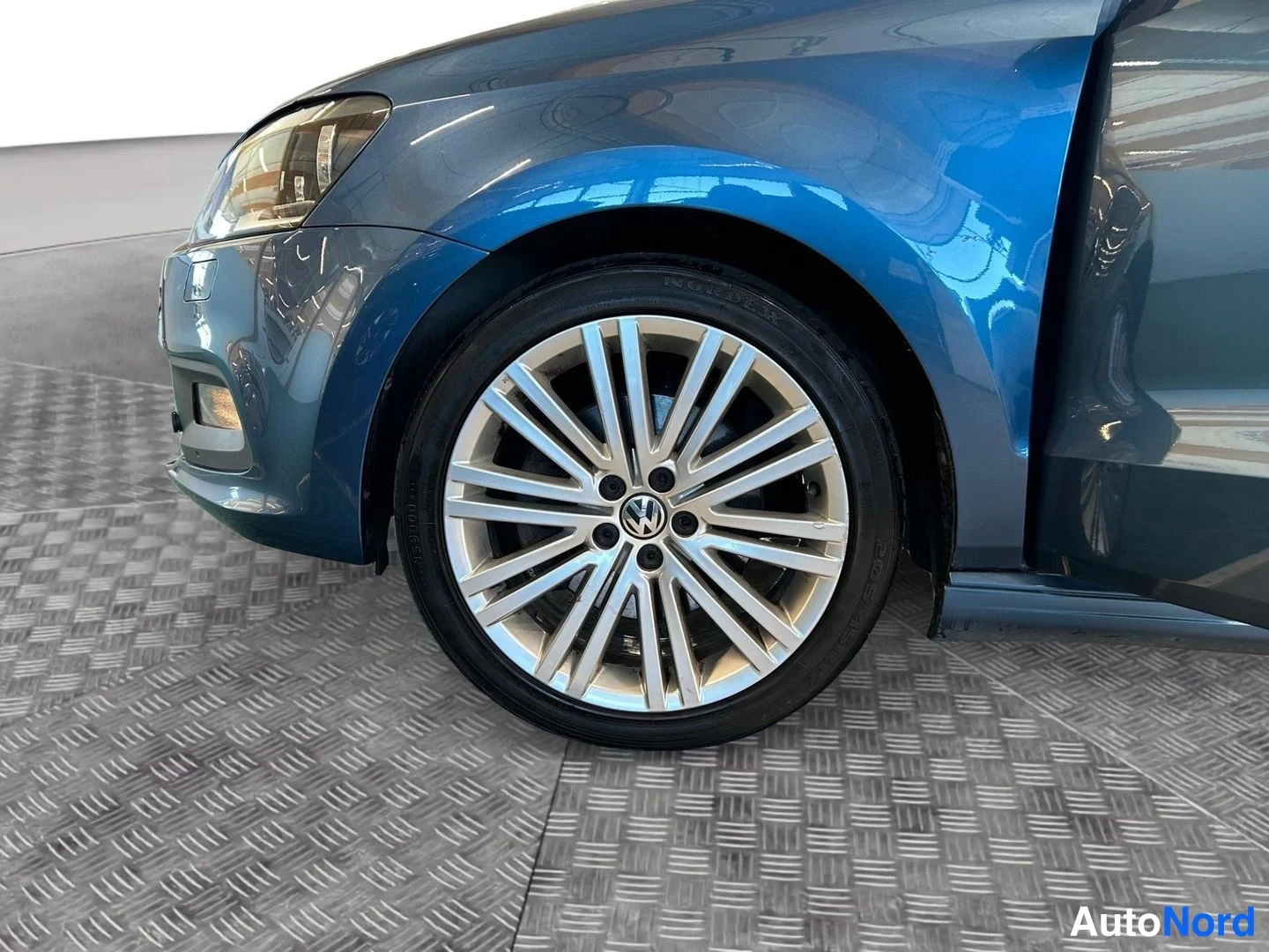 Sininen Volkswagen Polo 2014, etuviisto, keula vasemmalle, kuva 2