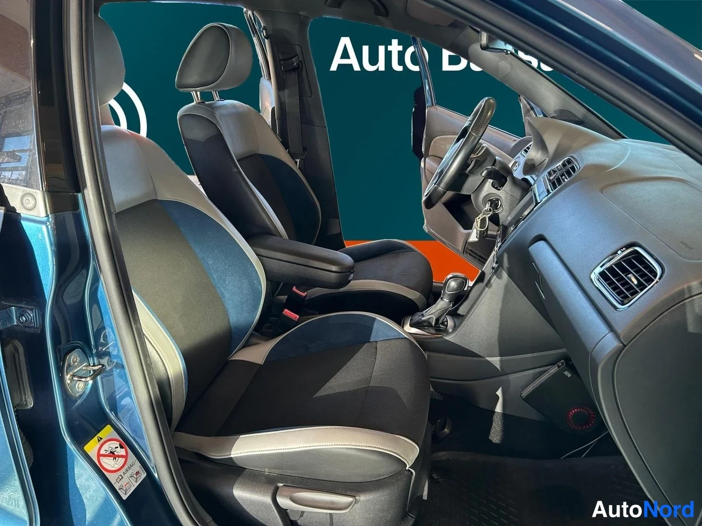 Sininen Volkswagen Polo 2014, etuistuimet, kuva 13