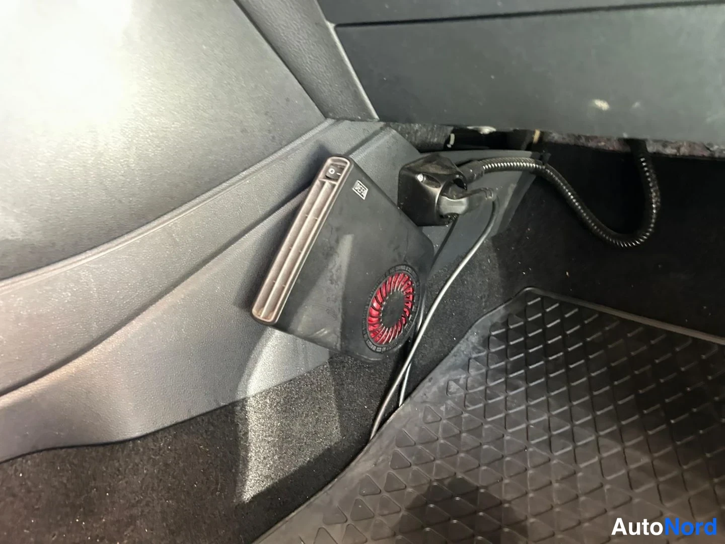 Sininen Volkswagen Polo 2014, yksityiskohta, kuva 16