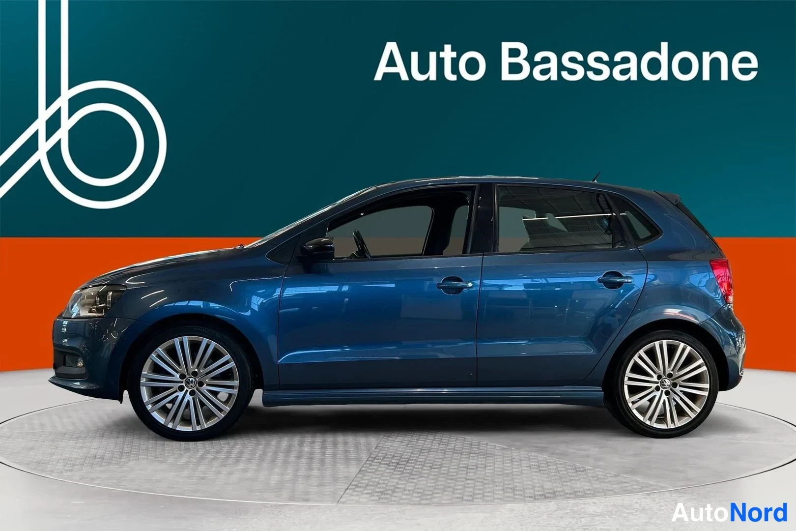 Sininen Volkswagen Polo 2014, takaviisto, kuva 7