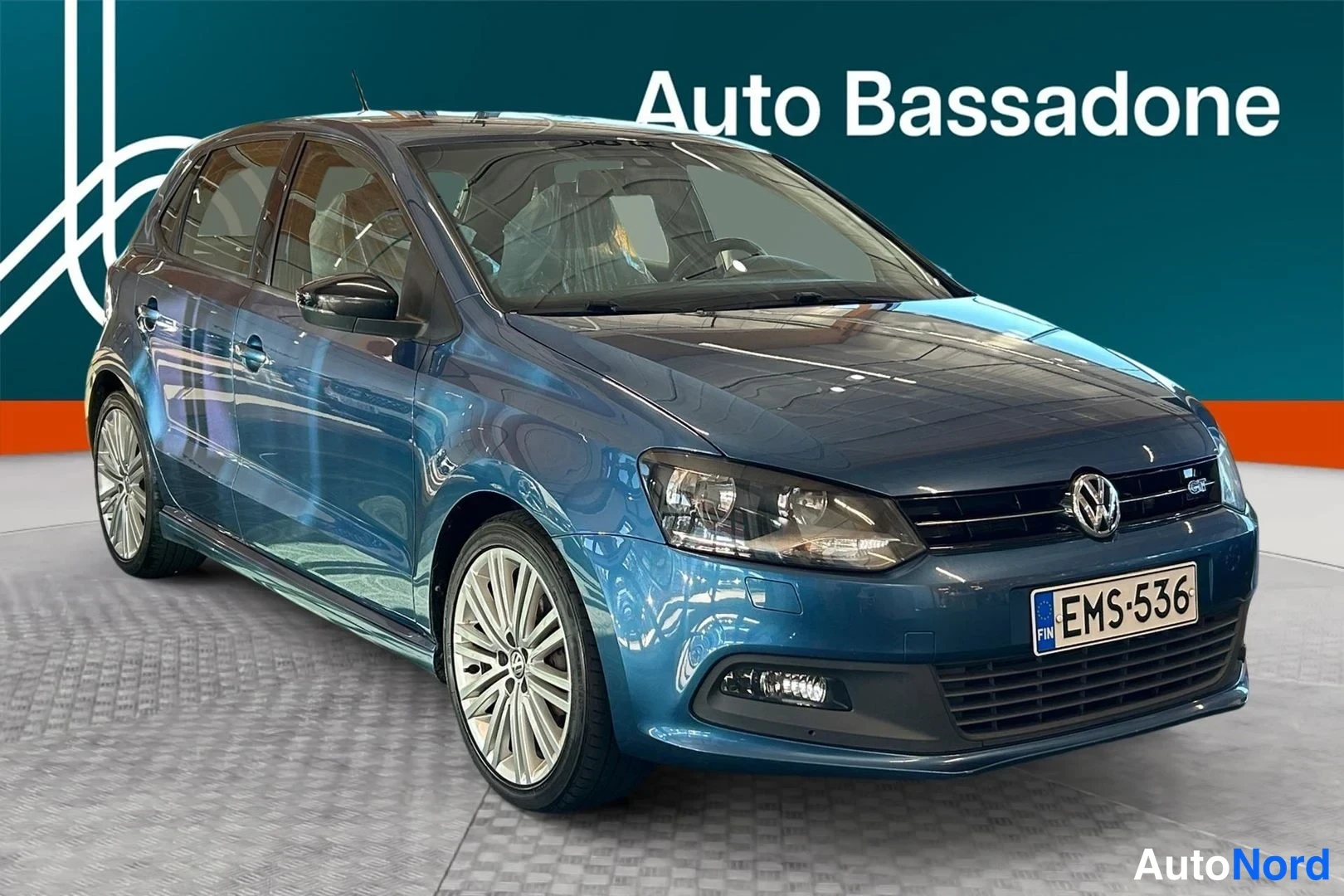 Sininen Volkswagen Polo 2014, etuviisto, keula oikealle, kuva 4