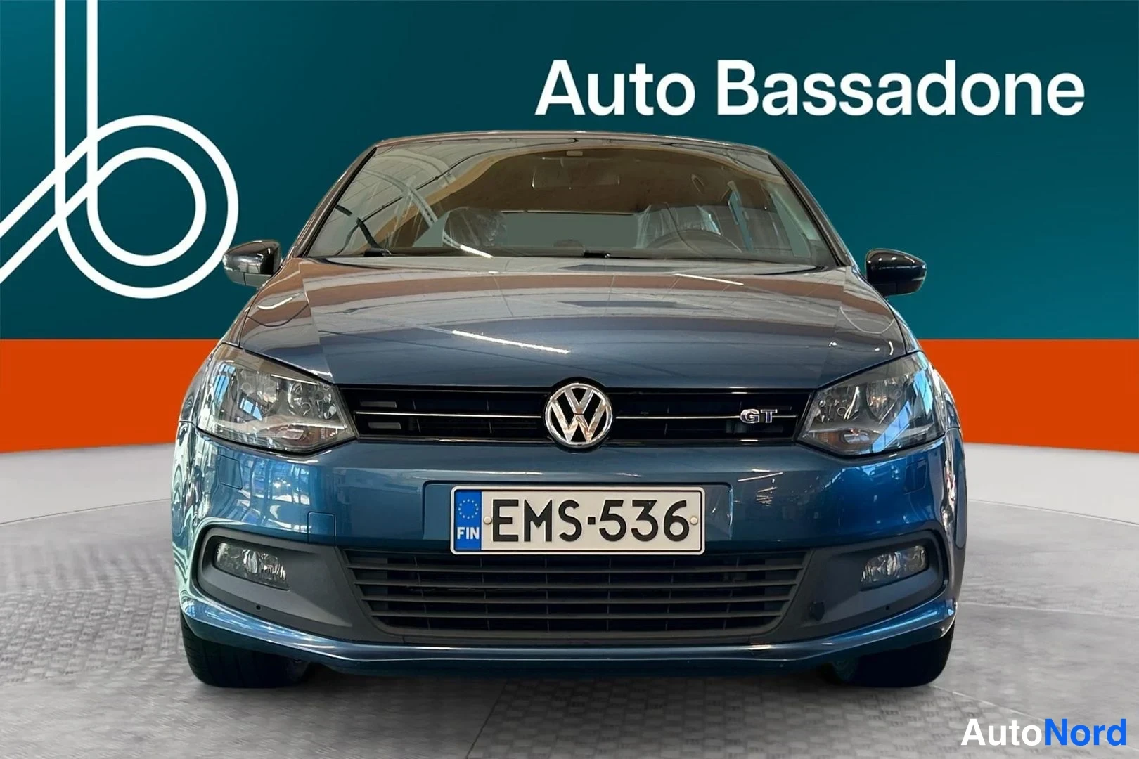 Sininen Volkswagen Polo 2014, edestä, kuva 5