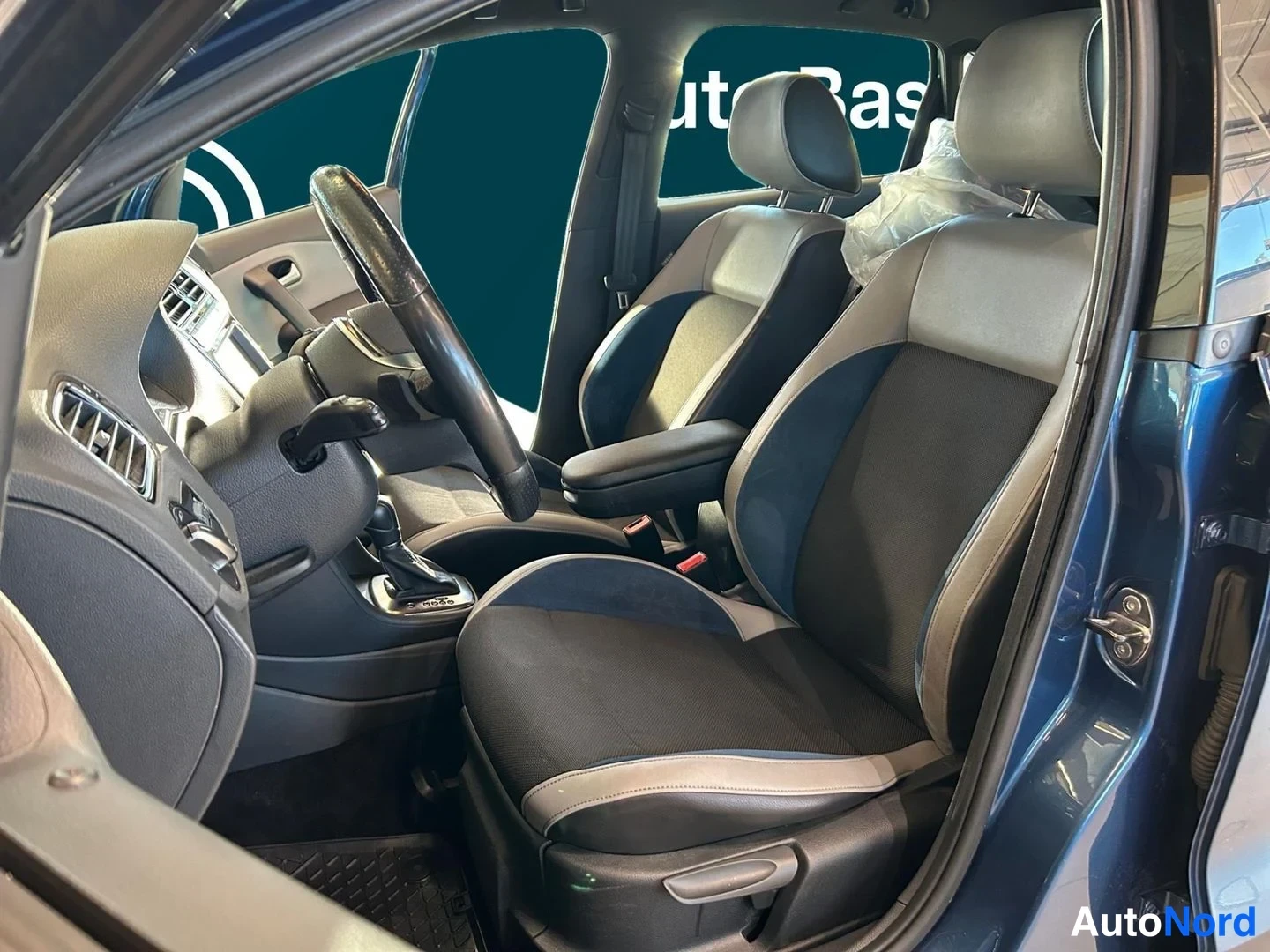 Sininen Volkswagen Polo 2014, ohjaamo, kuva 11